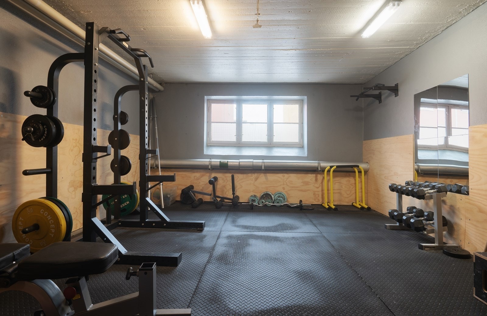 Treningsrom i kjelleren. Utrolig praktisk! Galleribilde