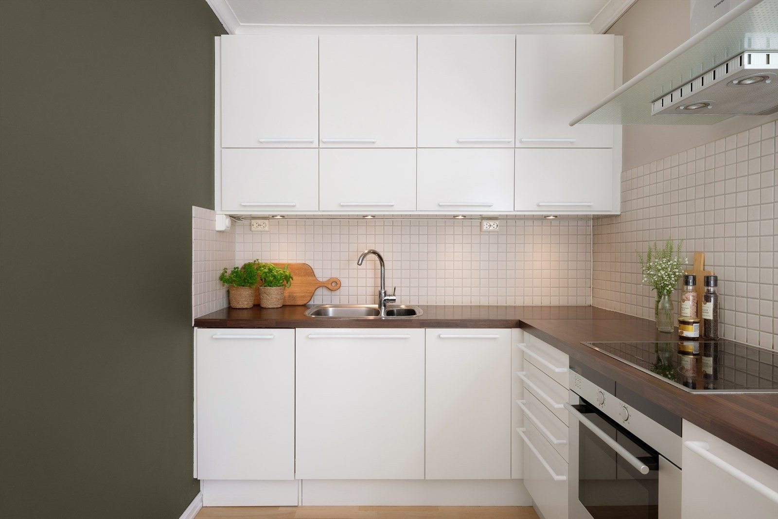 Integrerte hvitevarer som medfølger - Stekeovn, platetopp, kjøleskap (fryseboks i gang) og oppvaskmaskin. Galleribilde