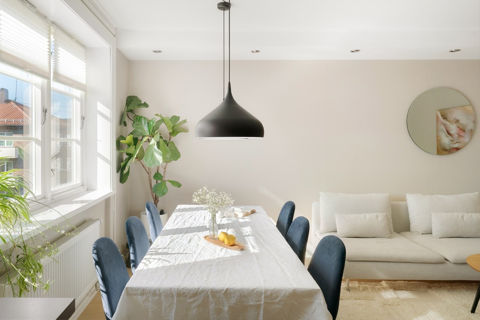 Leiligheten har en god planløsning med stor stue med delvis åpen kjøkkenløsning. Galleribilde