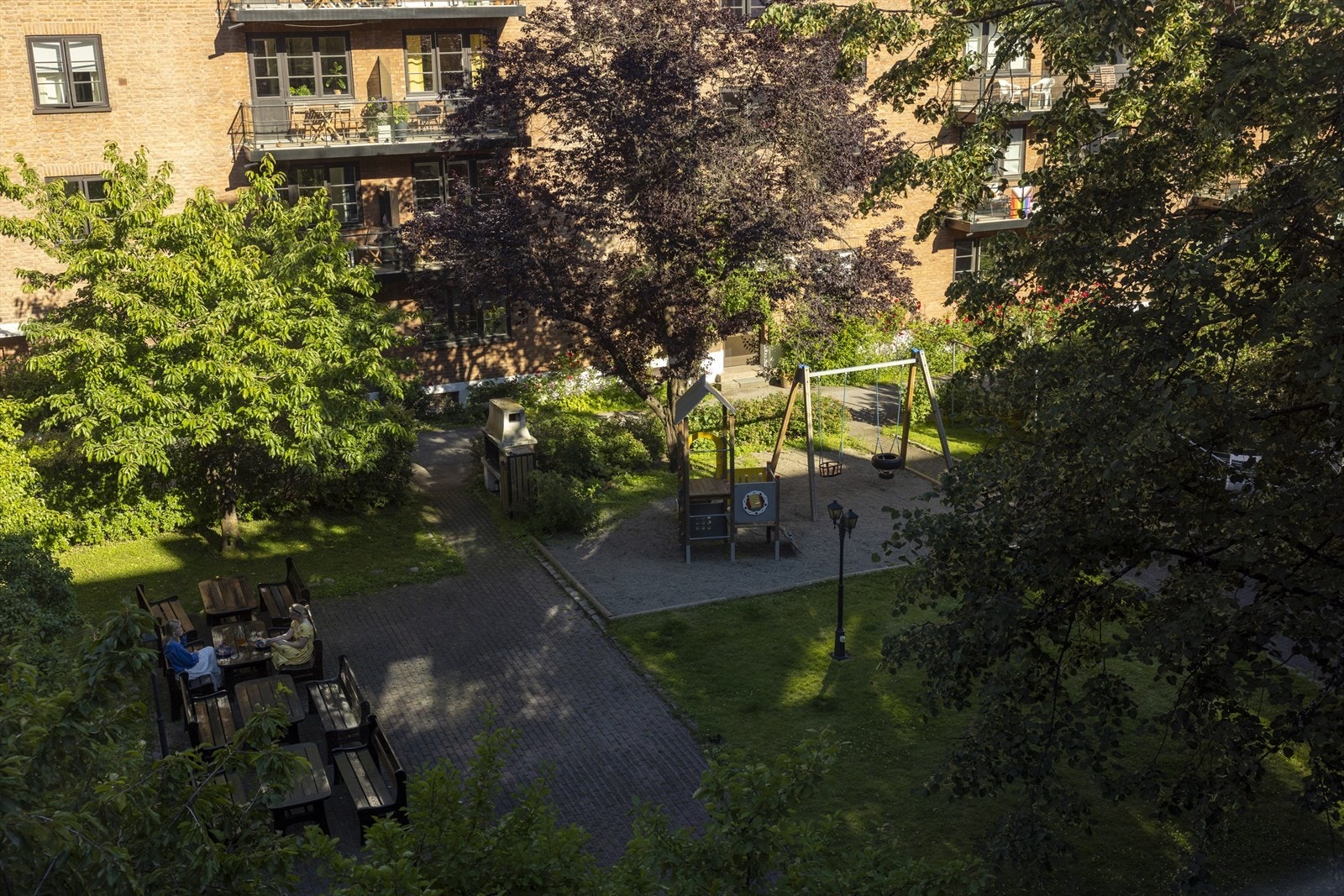 Behovet for balkong er mindre når man har denne frodige bakgården rett utenfor døra. Galleribilde