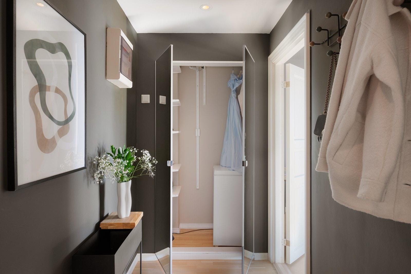 Innerst i yttergang er det et stort, plassbygget skap med plass til fryser, oppheng til klær, støvsuger og hyller. Galleribilde