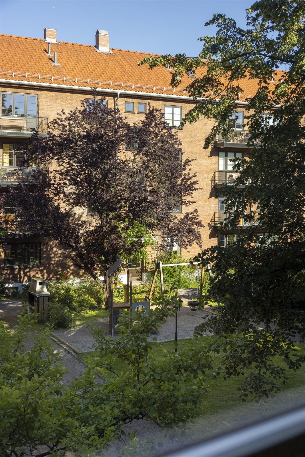 Behovet for balkong er mindre når man har denne frodige bakgården rett utenfor døra. Galleribilde