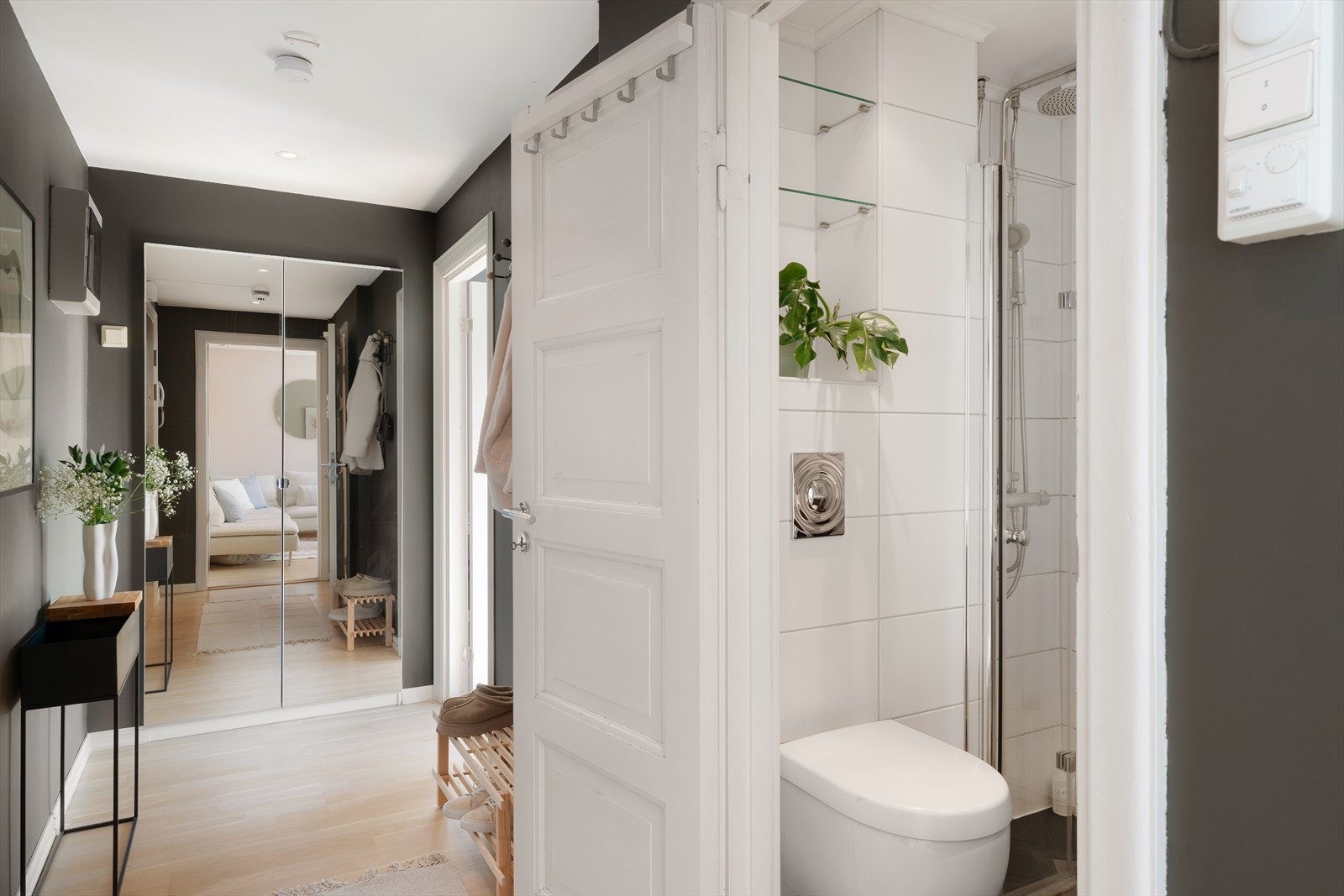 Praktisk med inngang til bad fra yttergang. Galleribilde