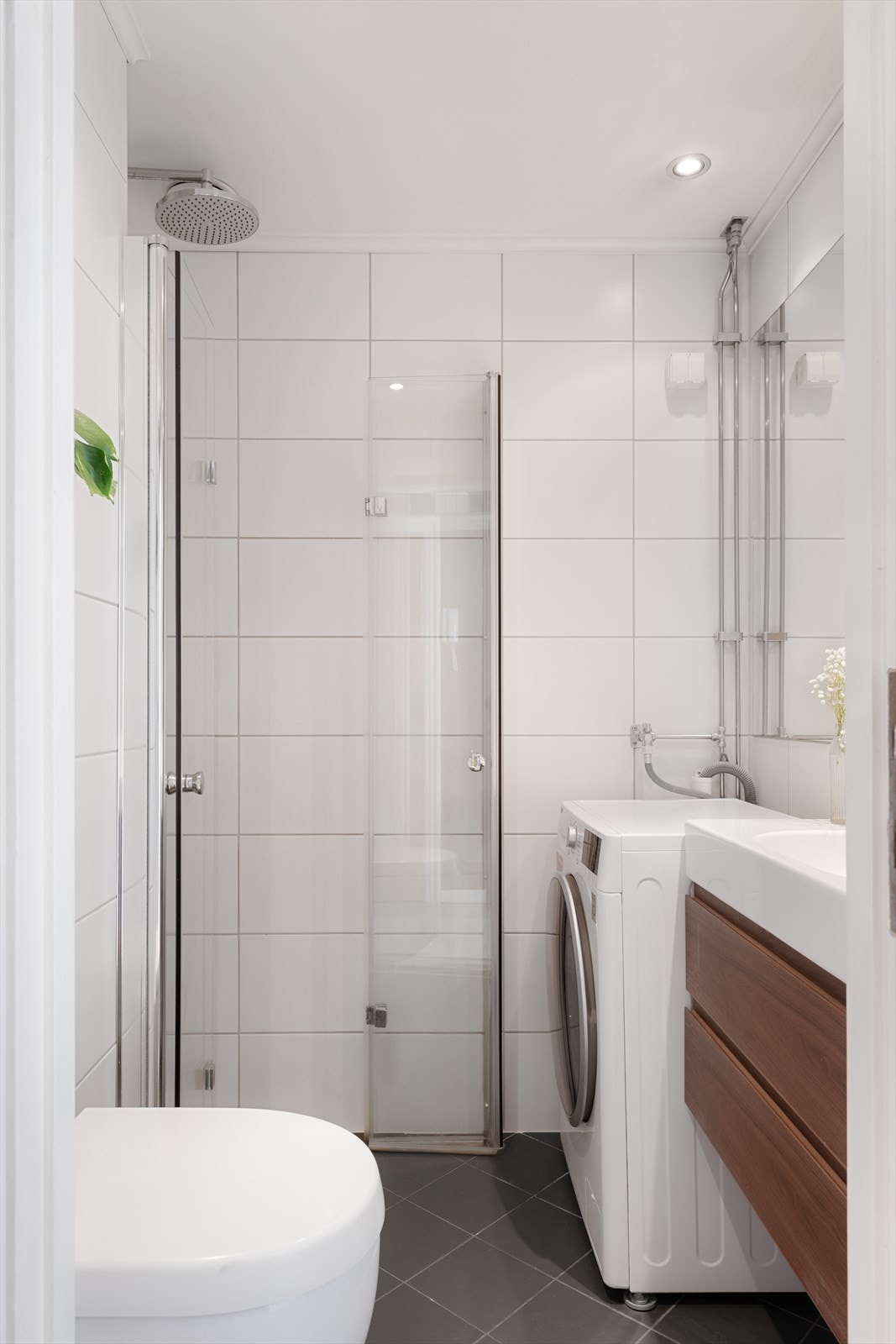 Badet består av toalett, dusj, servant med underskap og opplegg til vaskemaskin. Galleribilde