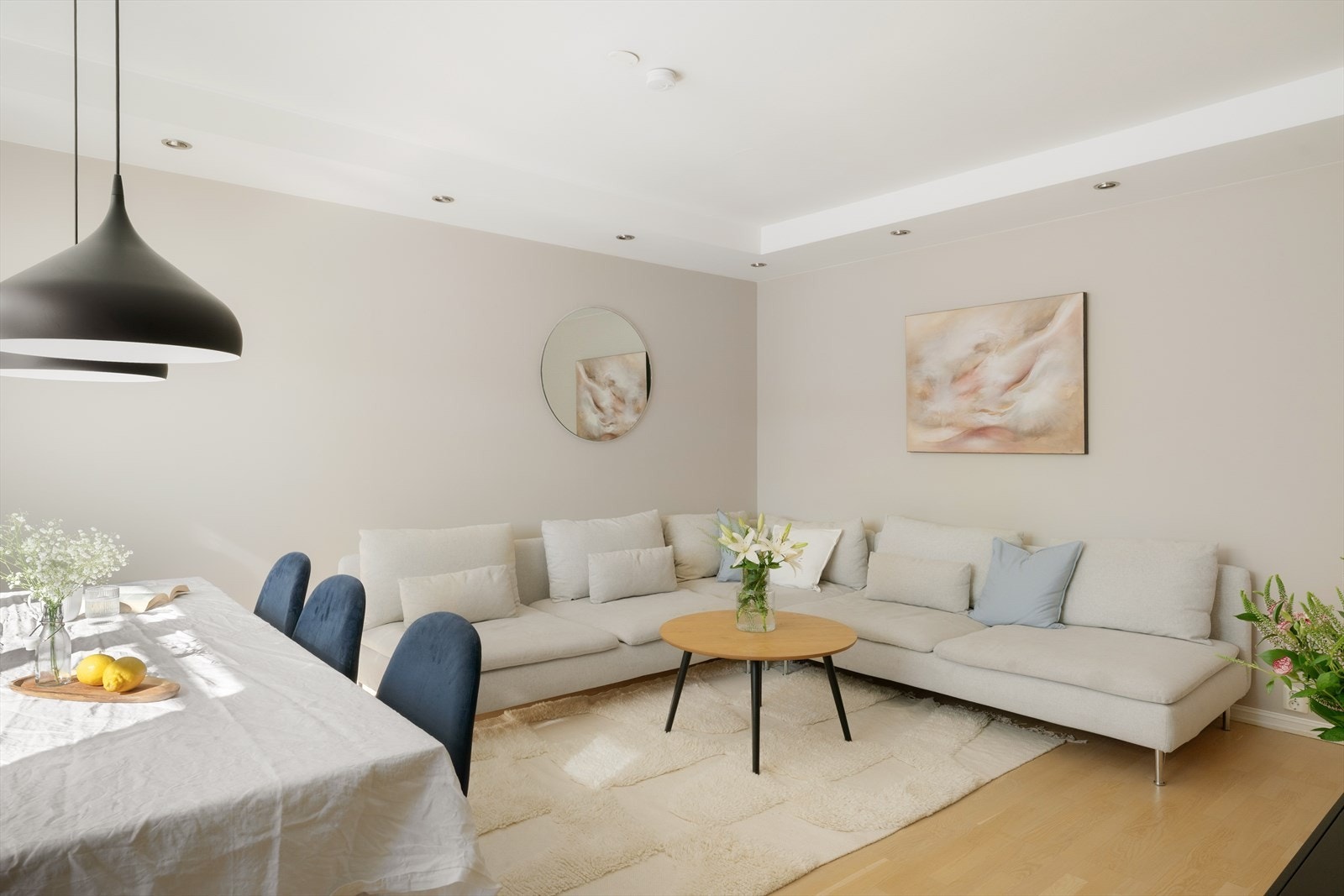 Her er det god plass til å invitere mange på besøk. Både til middag og avslapping i sofaen. Galleribilde