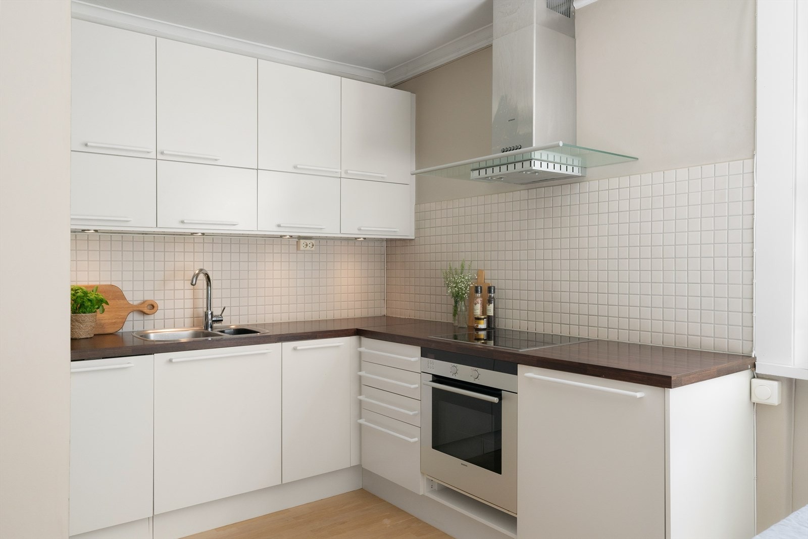 Pent og tidløst kjøkken med god skap- og benkeplass. Galleribilde