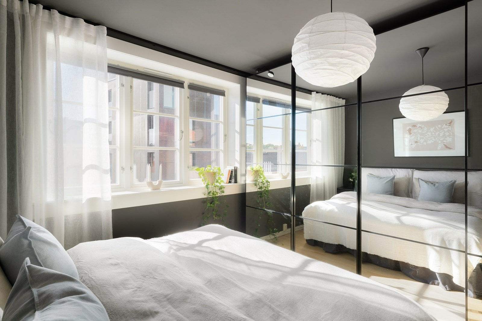 Masse oppbevaringsplass i skyvedørsgarderobe med speildører. Galleribilde