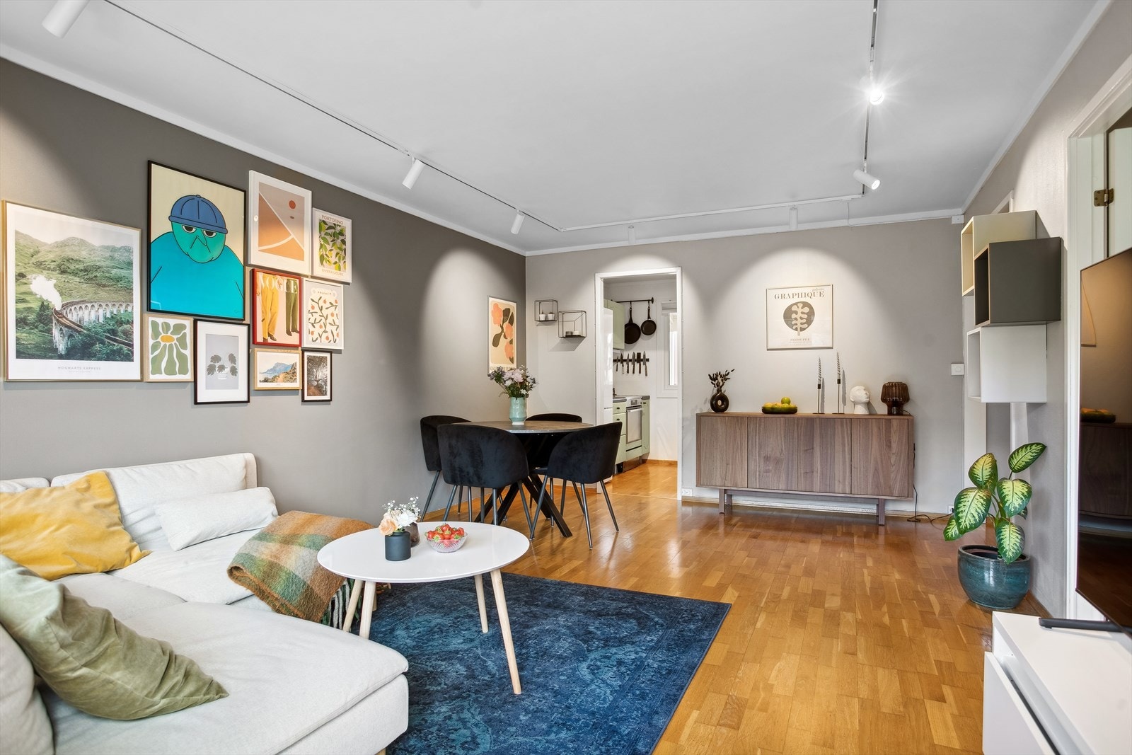 I stuen er det god plass til både stor sofagruppe, spisebord og øvrig møblement Galleribilde