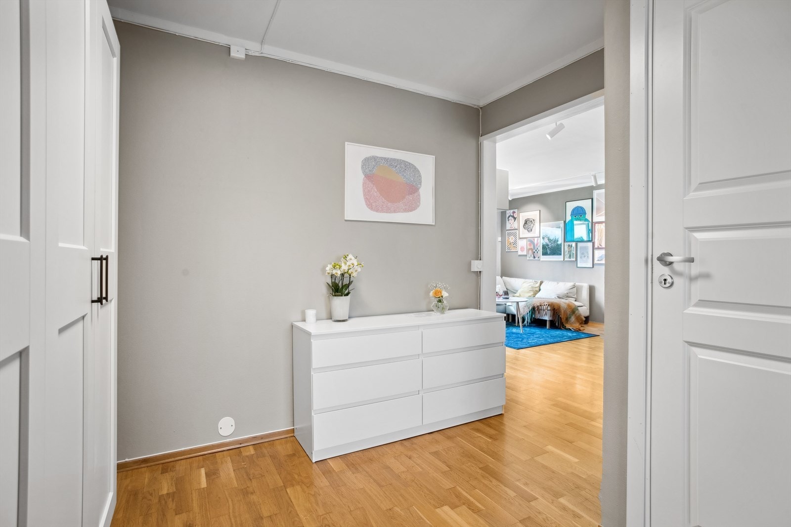 Romlig entrè med mye oppbevaringsplass. Fra entreen kommer du inn til leilighetens øvrige rom Galleribilde