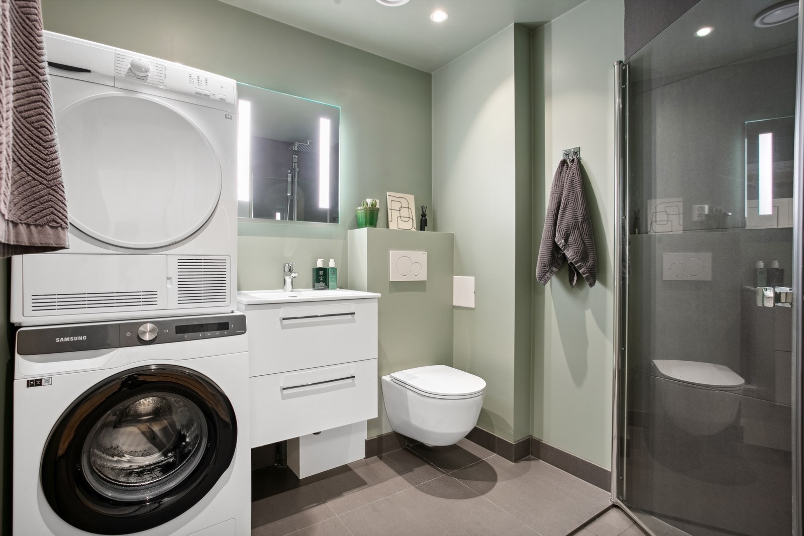 Rålekkert bad pusset opp i 2023. Badet har opplegg for vaskemaskin og tørketrommel Galleribilde