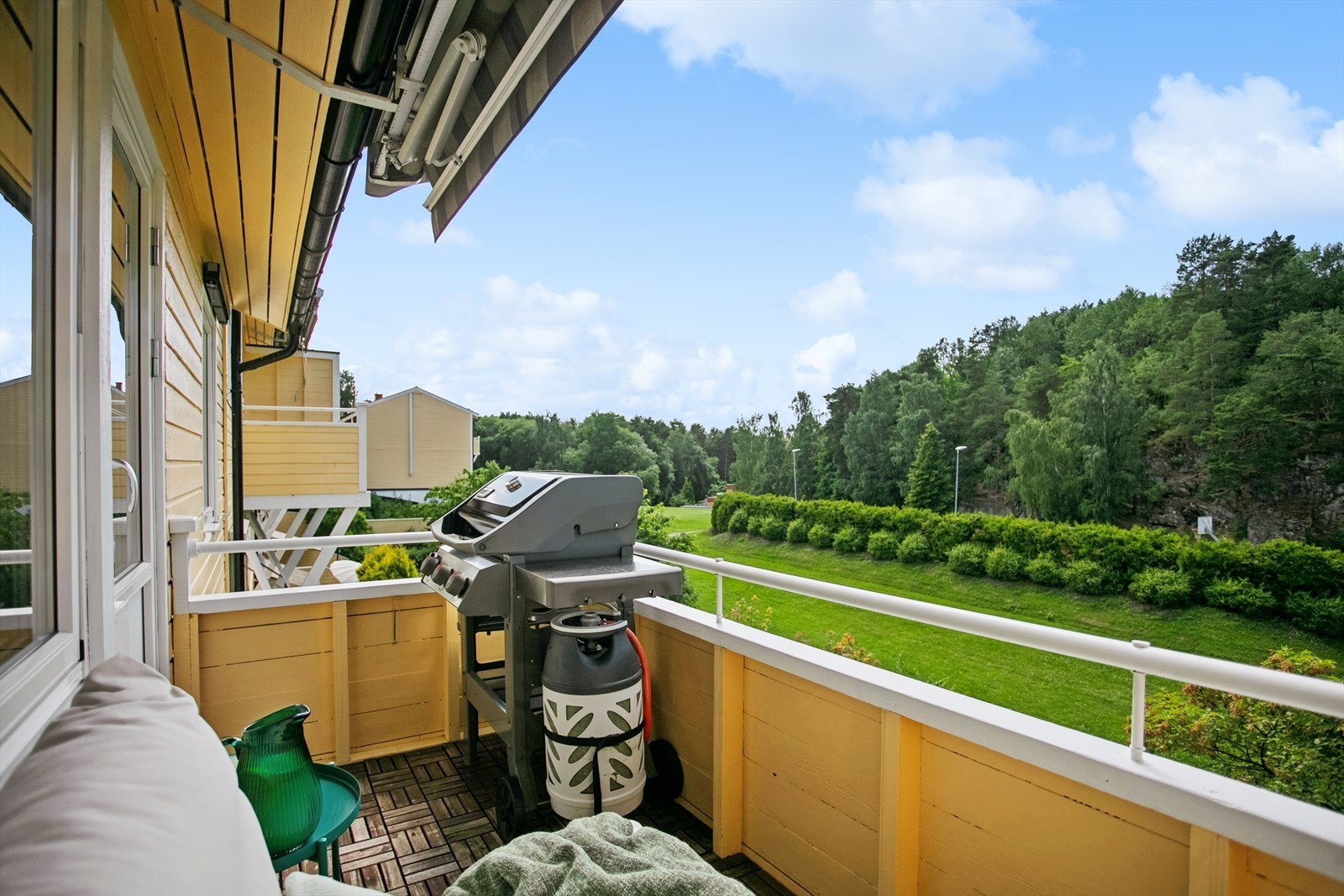 Fra stuen har du utgang til en solrik terrasse med flott grønt utsyn Galleribilde