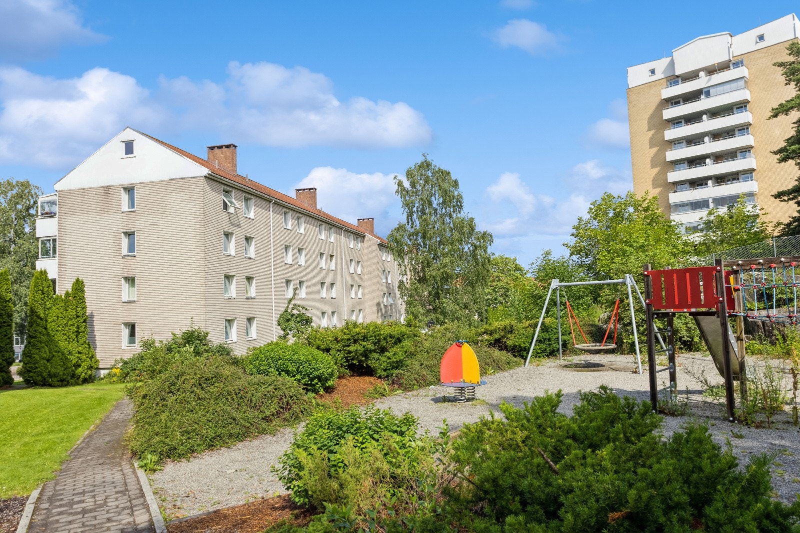 Hygggelig og familievennelig fellesareal rett bak blokken. Galleribilde