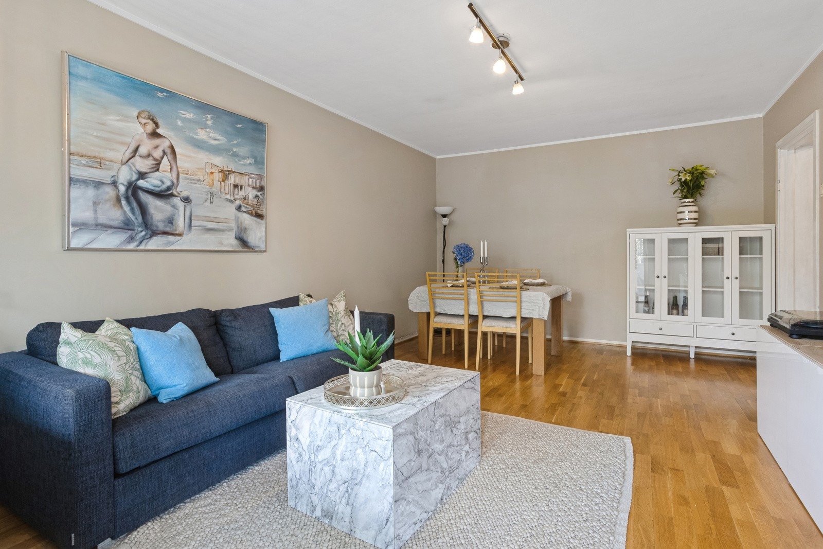Romslig stue med malte, slette veggflater. Galleribilde