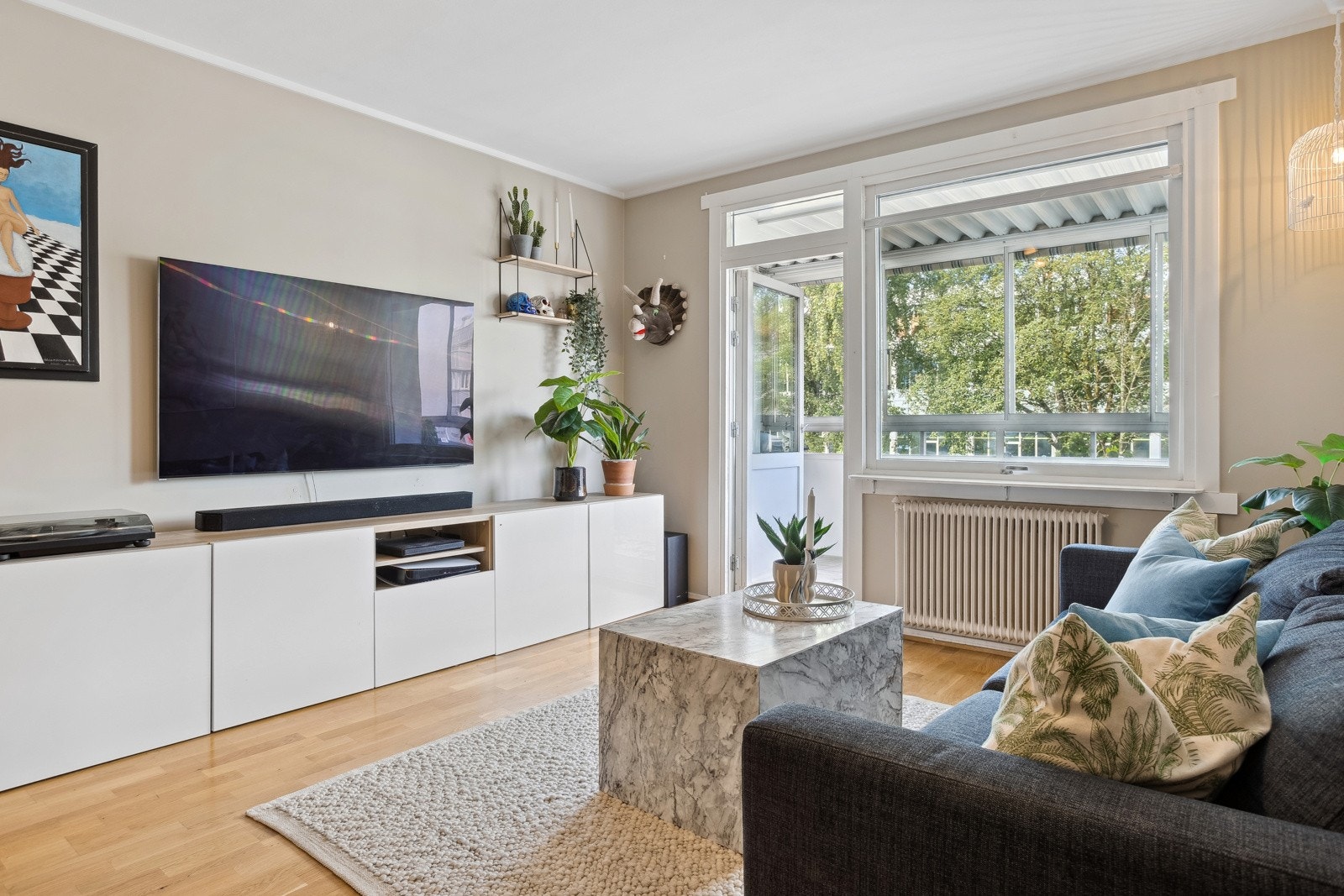 Stue med direkte adkomst til innglasset, solrik balkong med supre solforhold. Galleribilde