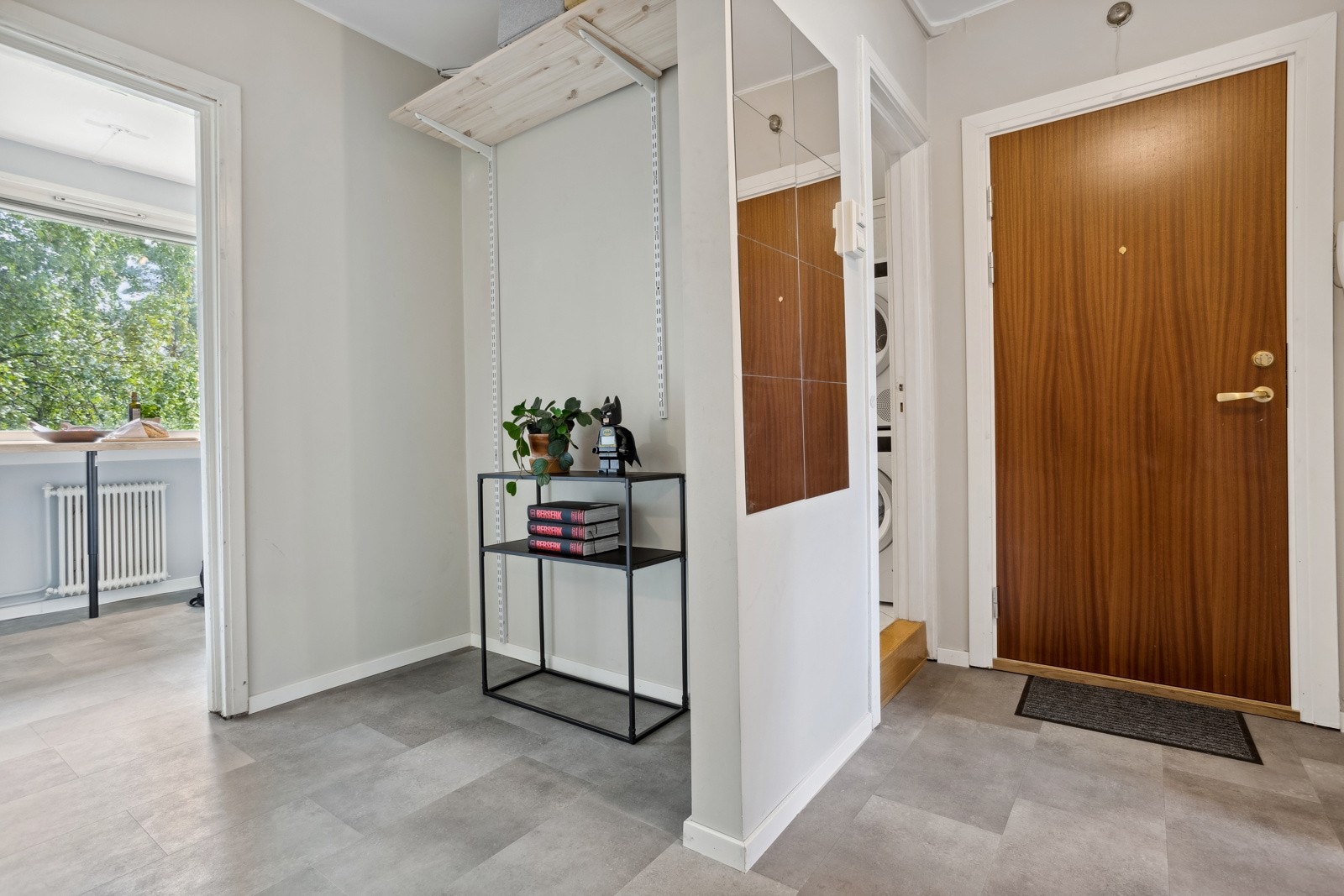 Lys og stor gang med god plass til jakkeoppheng, sko mm. og med god plass til kommode. Dørcalling. Galleribilde