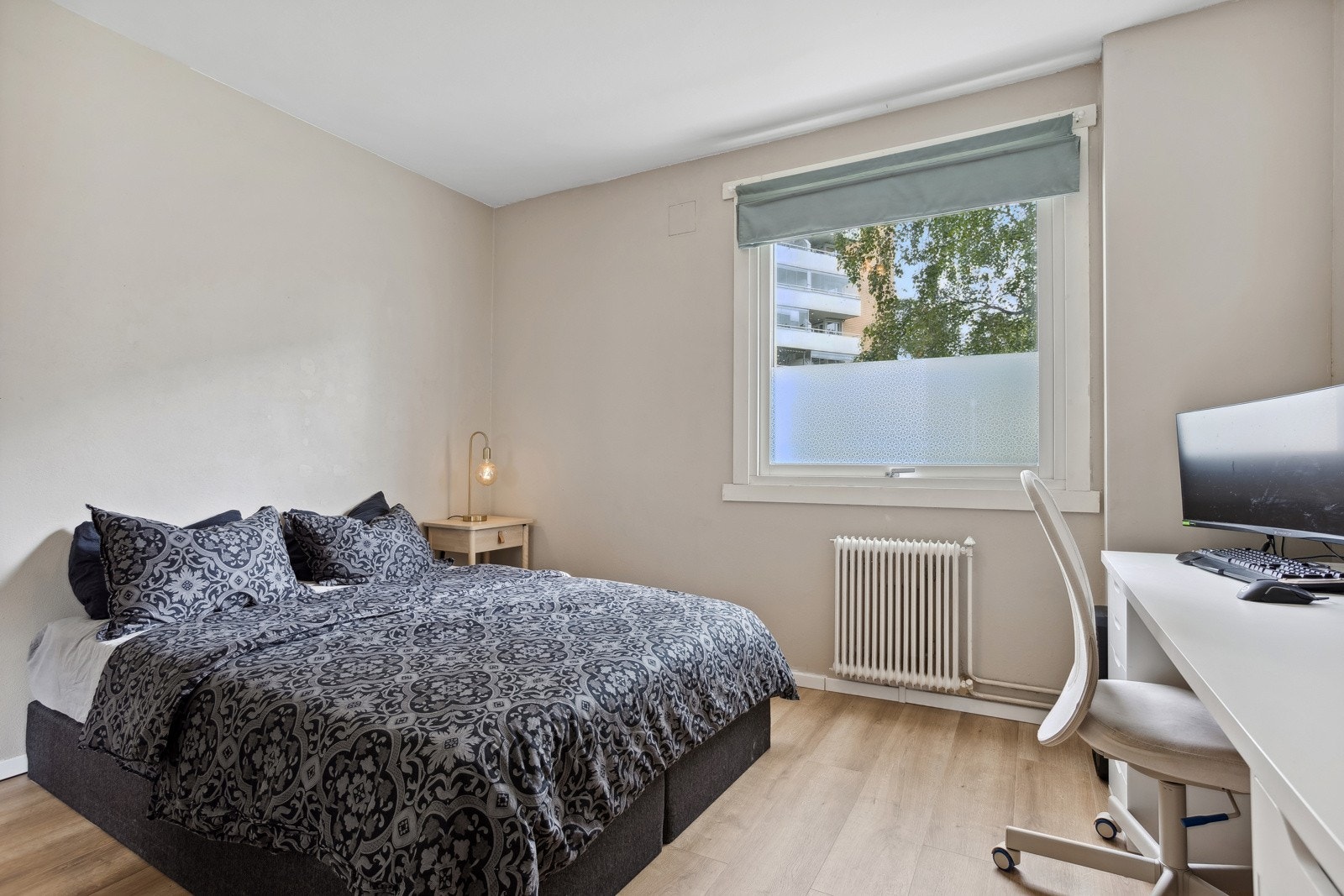 Hovedsoverommet er av god størrelse med plass til dobbeltseng, nattbord mm. Galleribilde