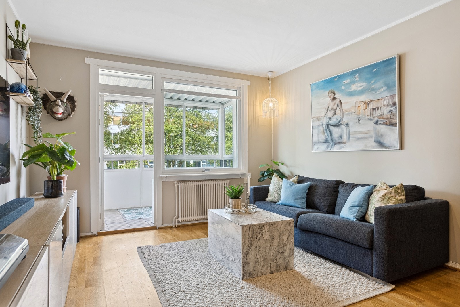 Lys og koselig stue med direkte adkomst til vestvendt, solrik balkong med etter middags- og kveldssol. Galleribilde