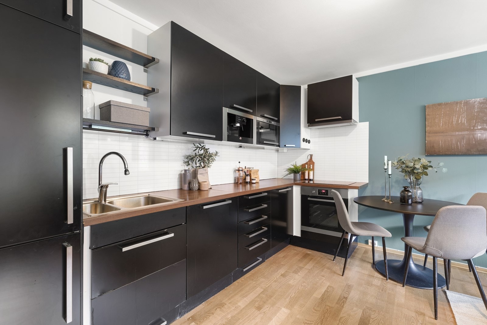 Kjøkkenet har innredning med glatte fronter og benkeplaten er av
laminat. Det er integrerte hvitevarer som kjøl/fryseskap, oppvaskmaskin, komfyr, platetopp, kaffemaskin og micro. Galleribilde