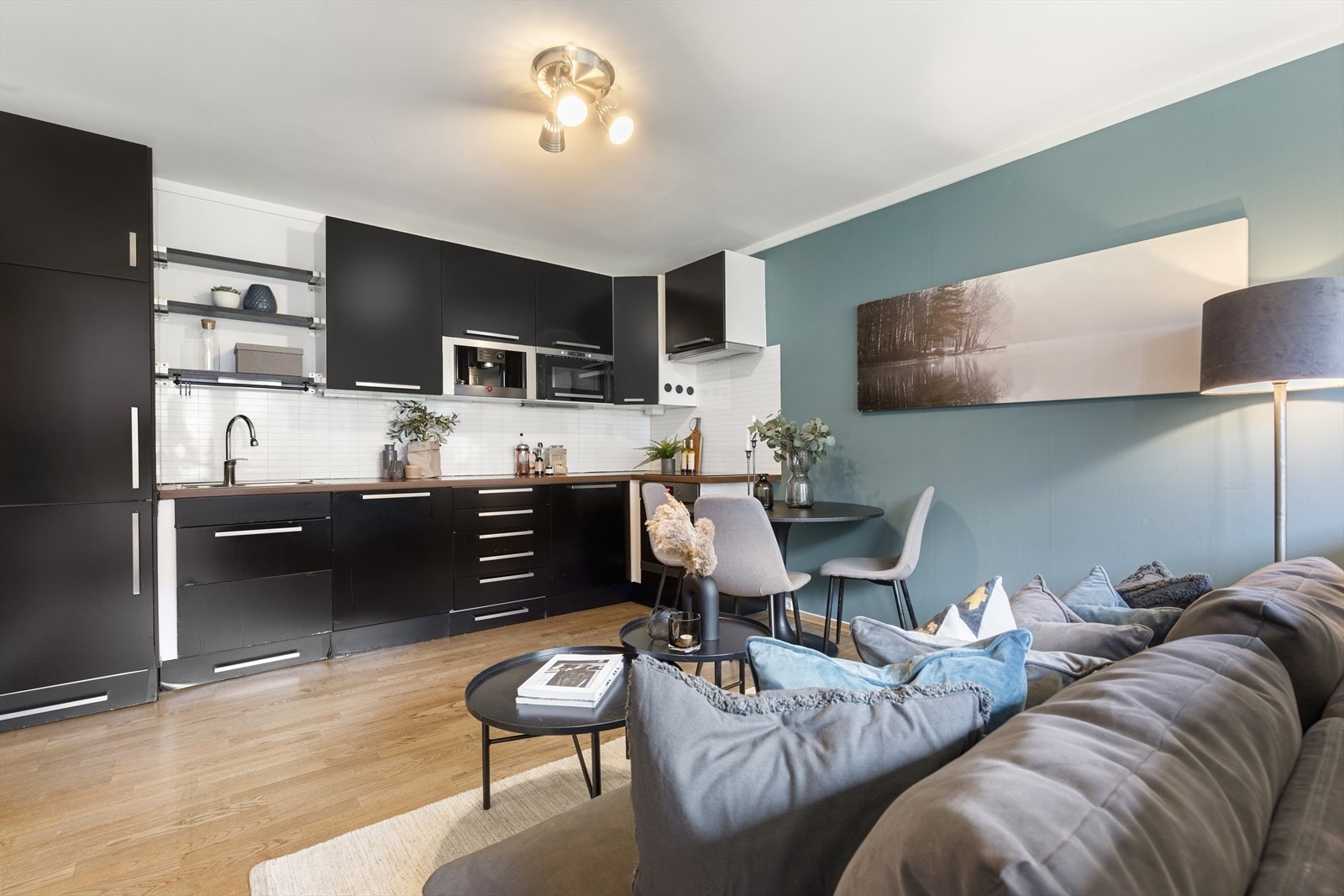 Her er det plass til sofagruppe, tv-benk og spisebord. Galleribilde