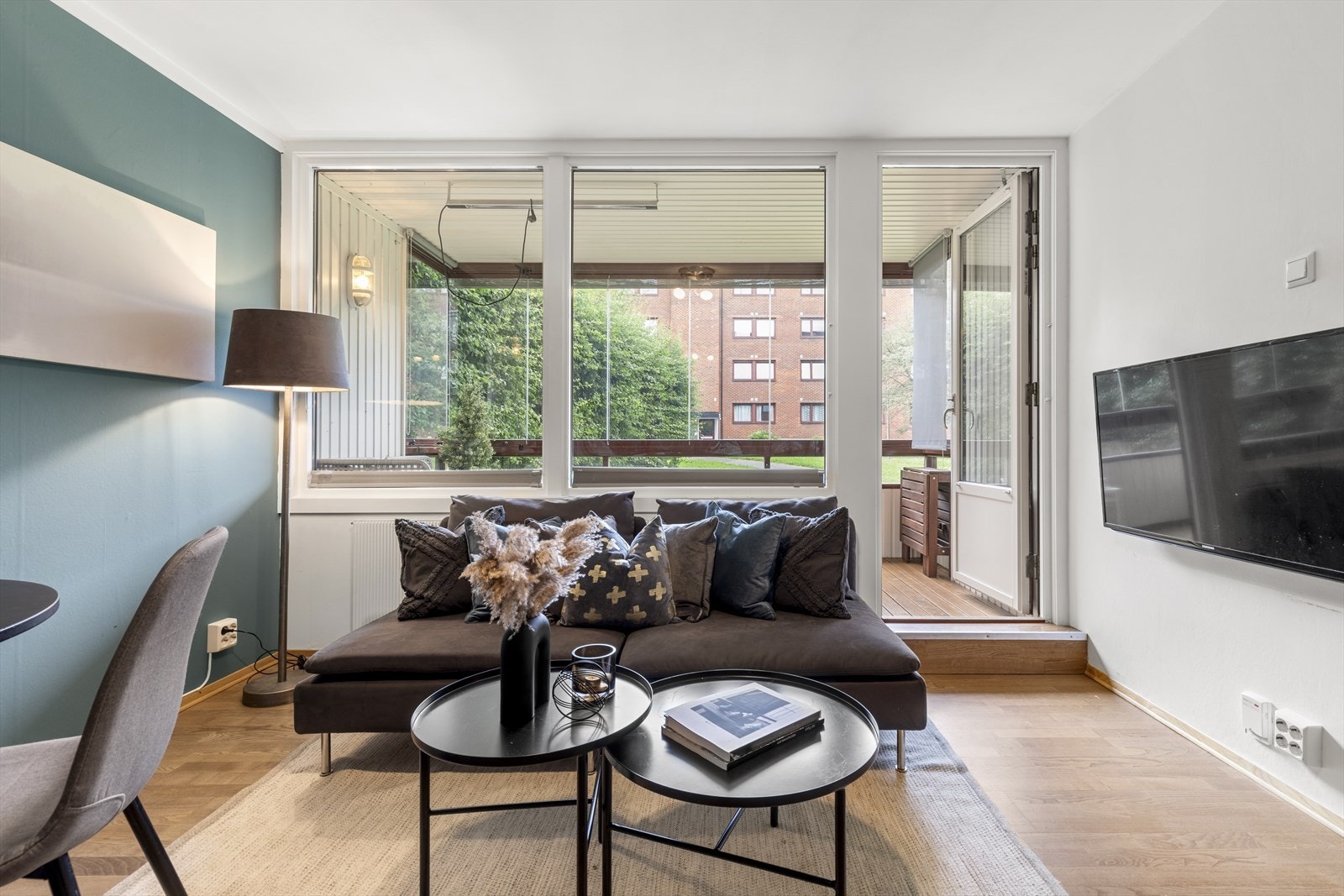 Fra stuen er det videre utgang til en innglasset balkong som gir følelsen av en forlenget stue på sommerhalvåret. Galleribilde