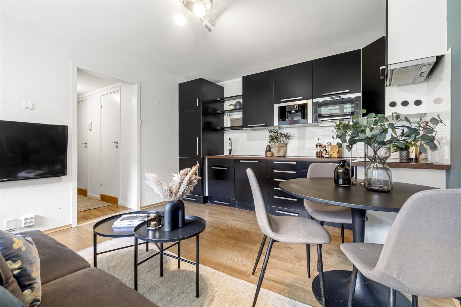 Stue i åpen- kjøkken løsning med god plass til diverse møblement. Galleribilde