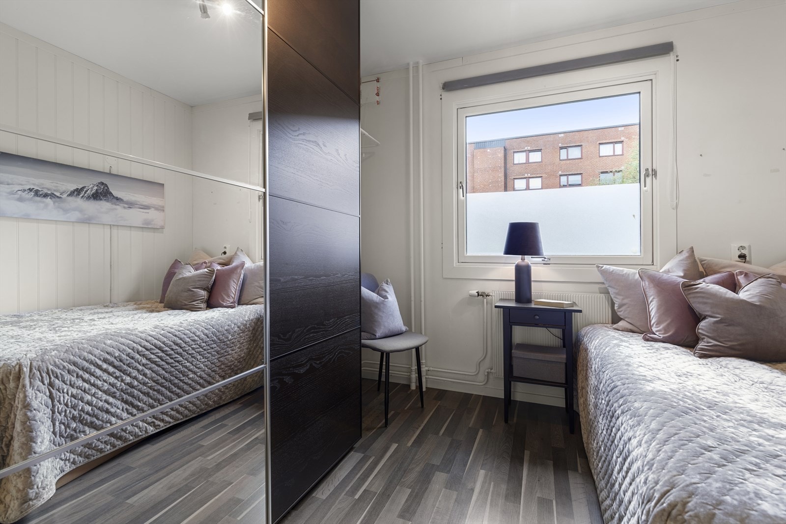 God plass til klær i skyvedørsgarderobe. Galleribilde