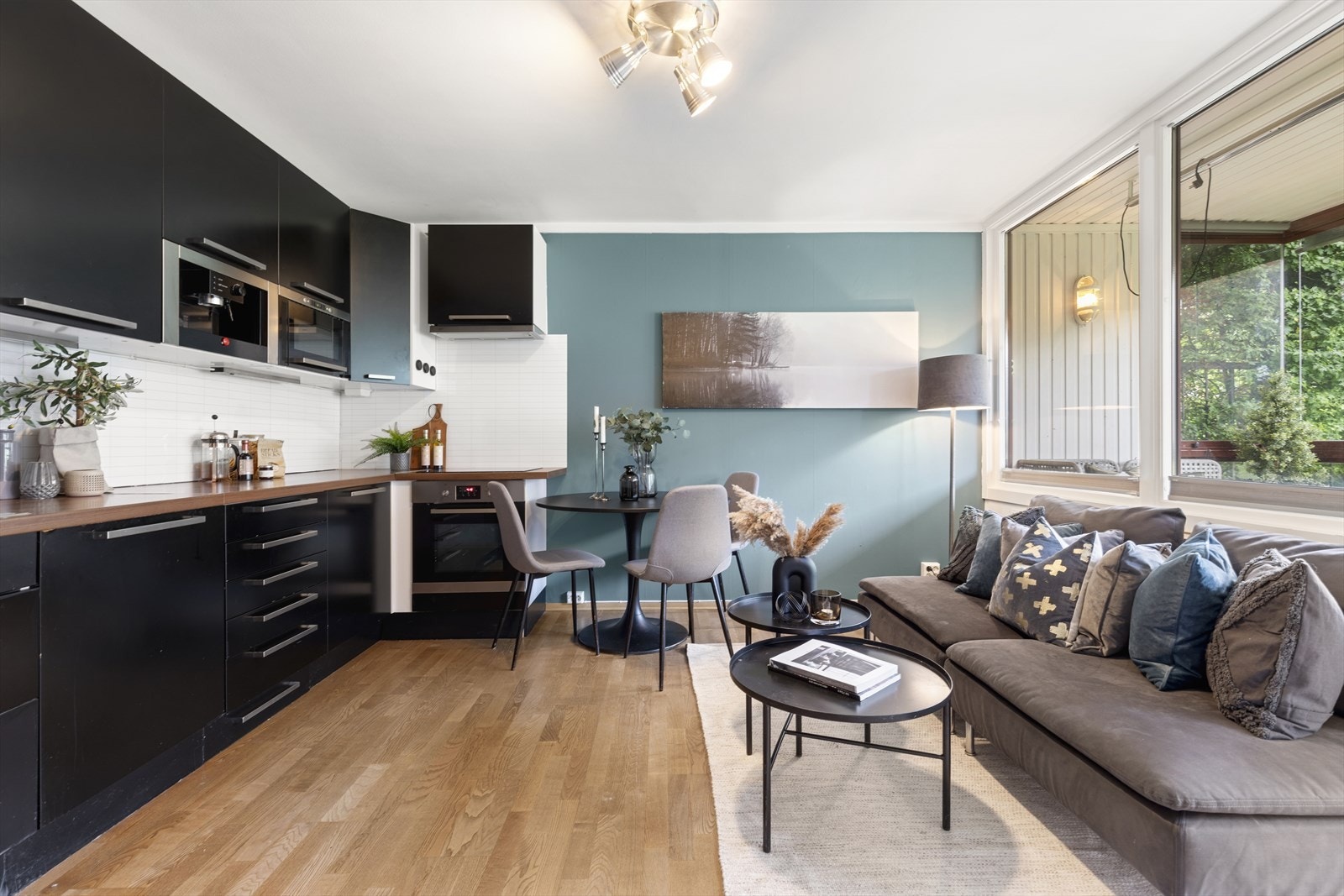 Kjøkken i åpen løsning med stuen. Galleribilde