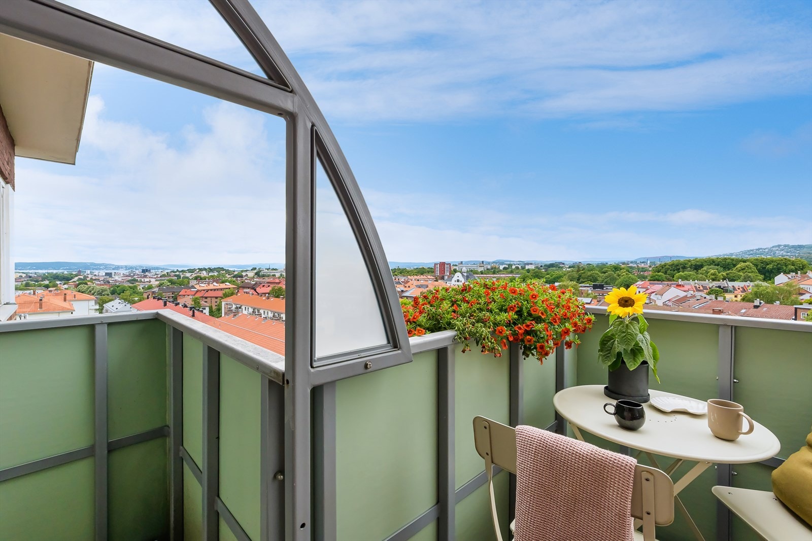 Fra stuen er det utgang til en herlig balkong med meget gode solforhold Galleribilde