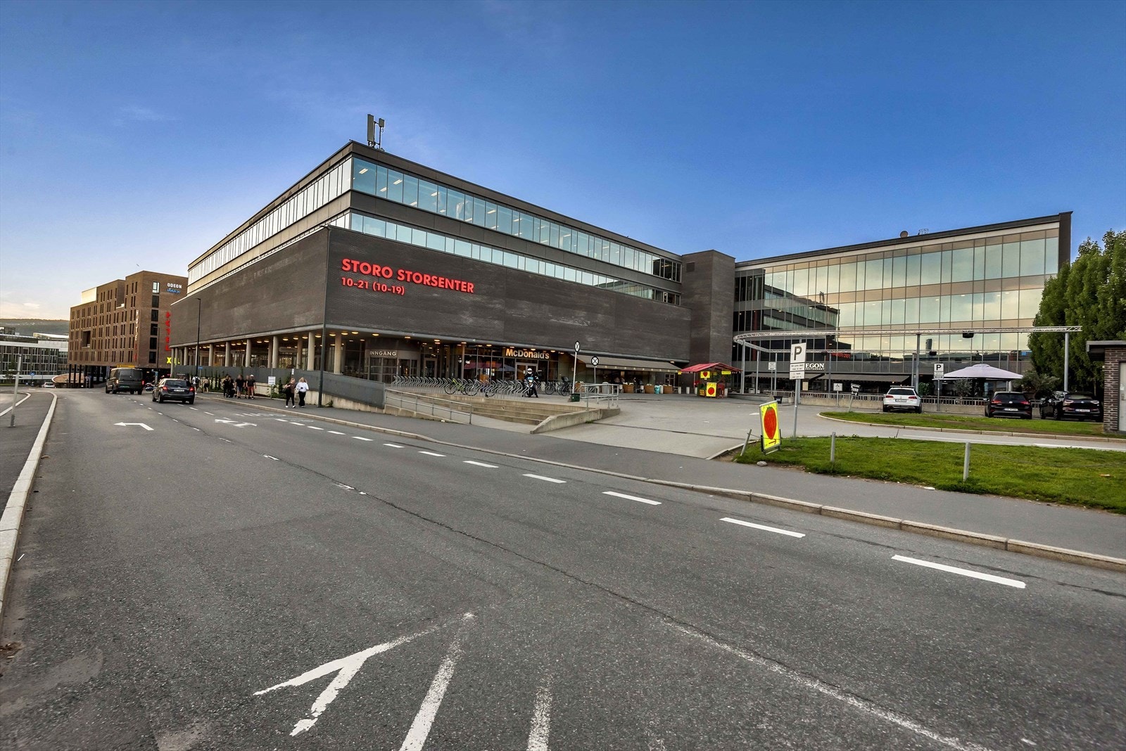 Storo Storsenter ligger kort unna leiligheten og er Oslo største kjøpesenter med 140 butikker, serveringssteder og tjenester. Galleribilde