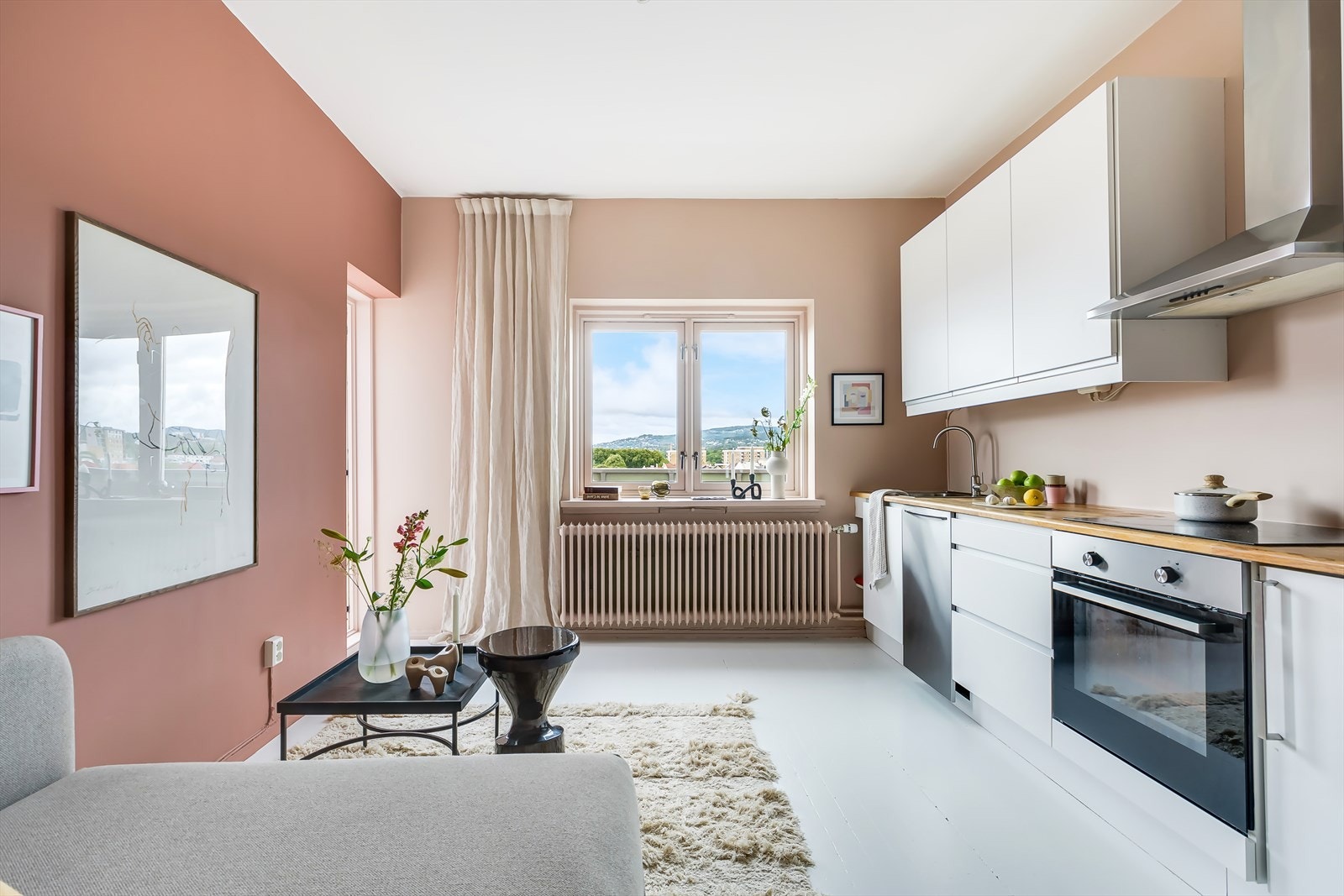 Leiligheten blir varmet opp via radiatorer i stuen og på soverommet. Galleribilde