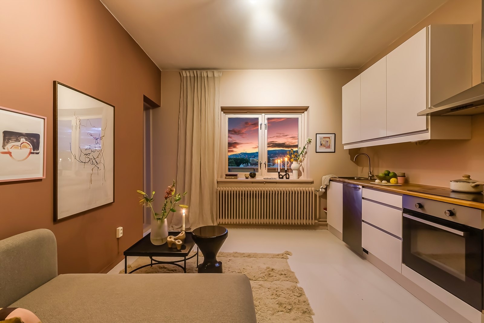 Her bor du høyt og luftig i byggets 8. etasje med heis og balkong. Galleribilde