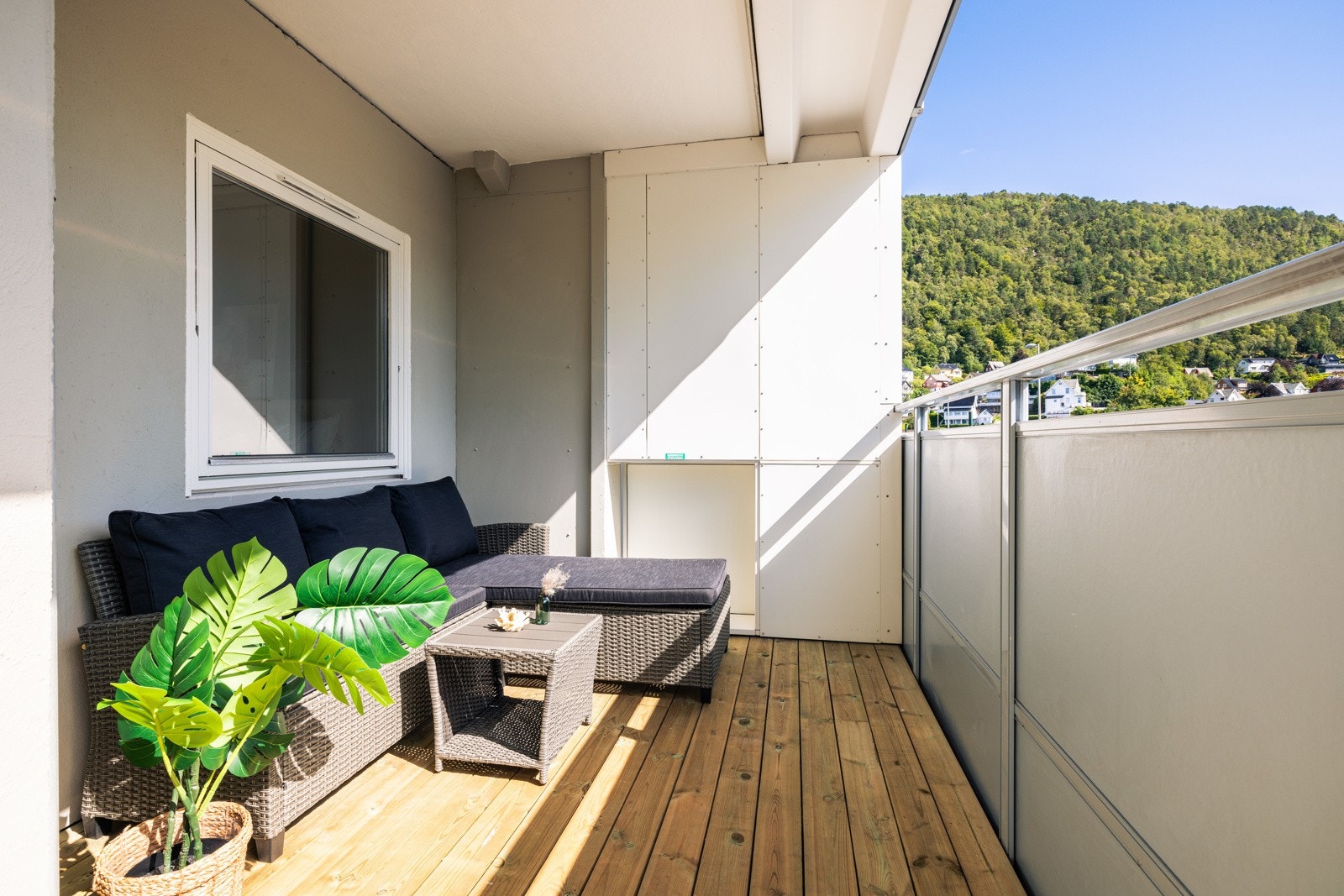 Fra stuen er det utgang til sørvestvendt balkong på 12,6 kvm Galleribilde