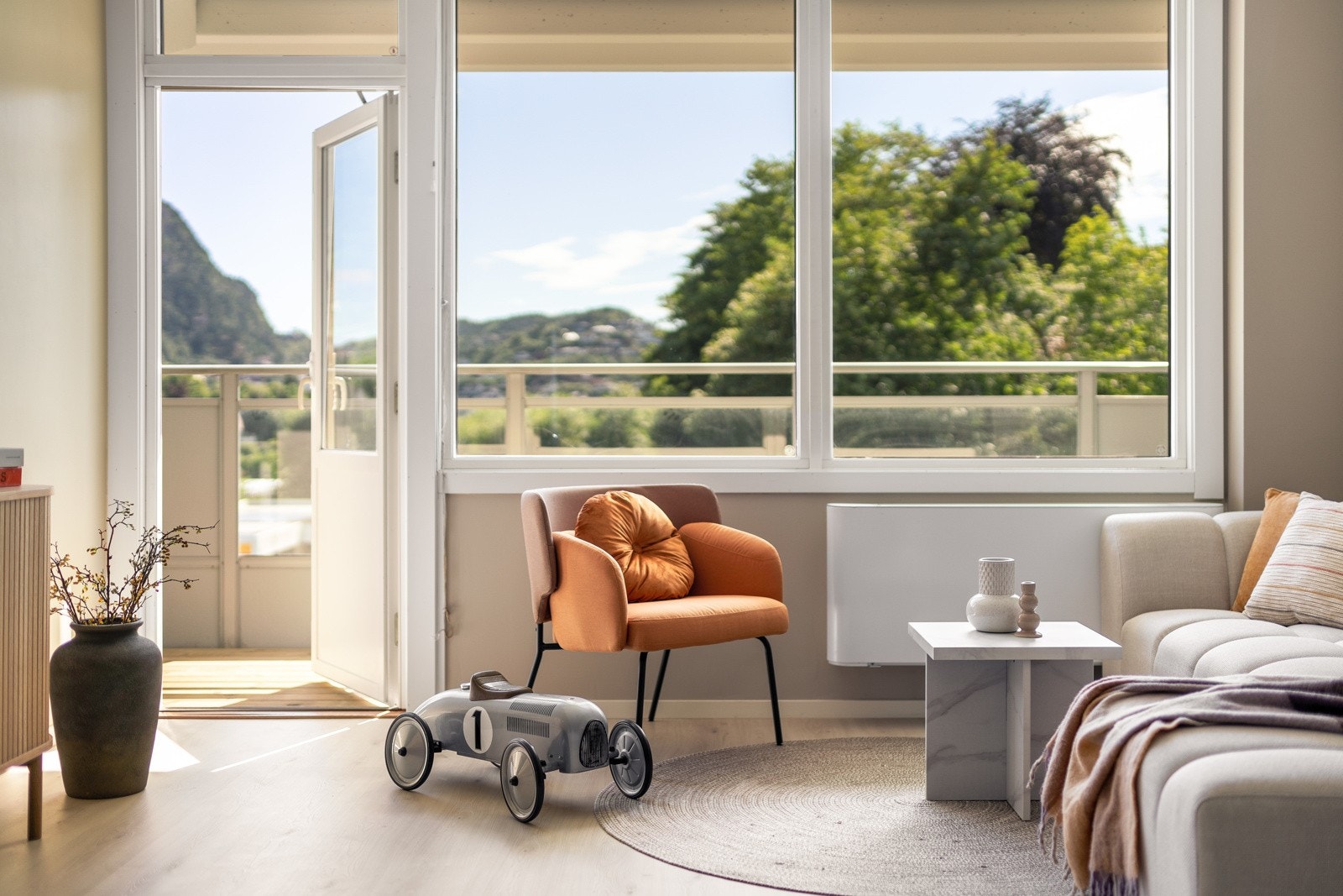 Leiligheten ligger høyt, fritt og helt usjenert Galleribilde