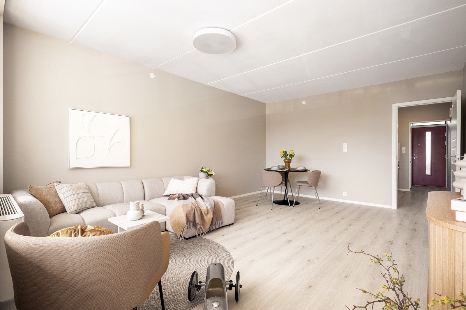 Stuen har god plass til både salong og spisebord Galleribilde