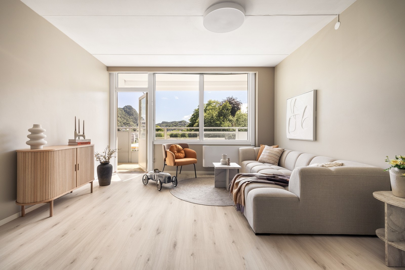 Lys, trivelig og romslig stue på 22,2 kvm Galleribilde