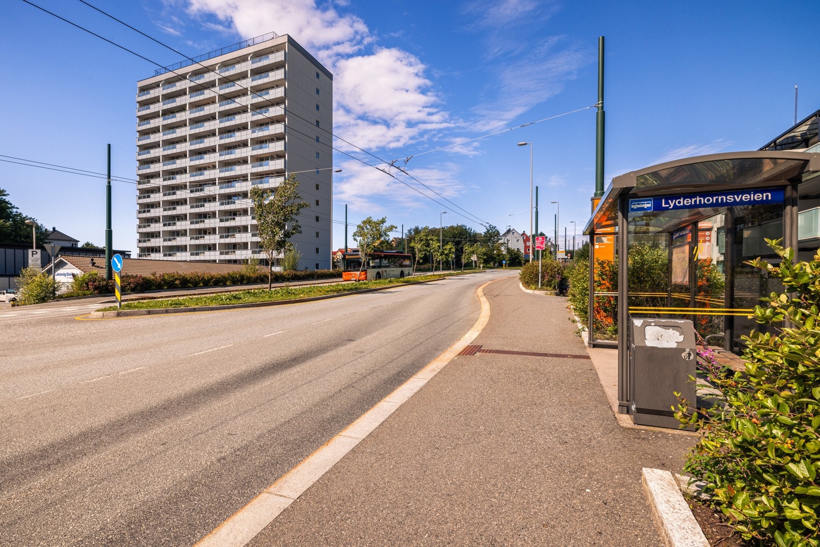 På andre siden av veien er det busstopp med hyppige avganger mot sentrum Galleribilde