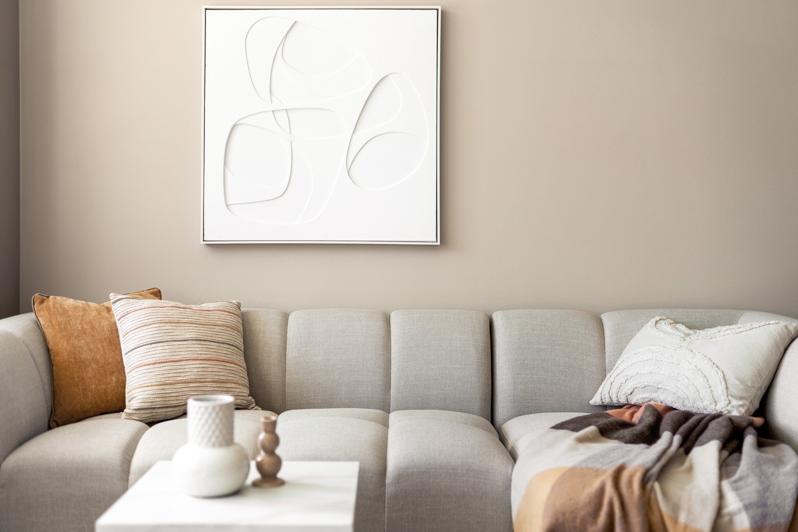 De slette veggene er malt i moderne og behagelige farger Galleribilde