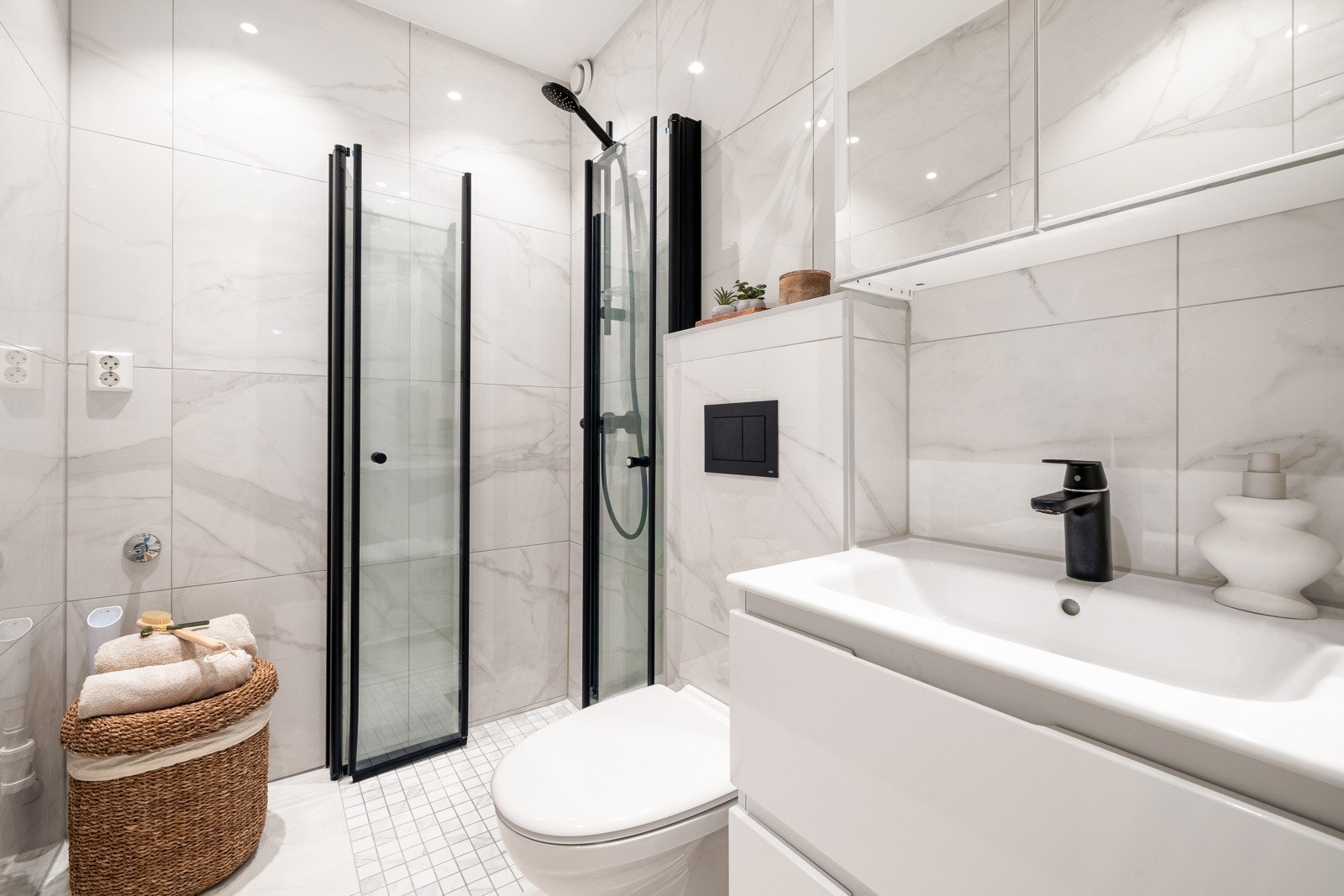 Lekkert helfliset bad - Totalrenovert av fagfolk i 2022 Galleribilde