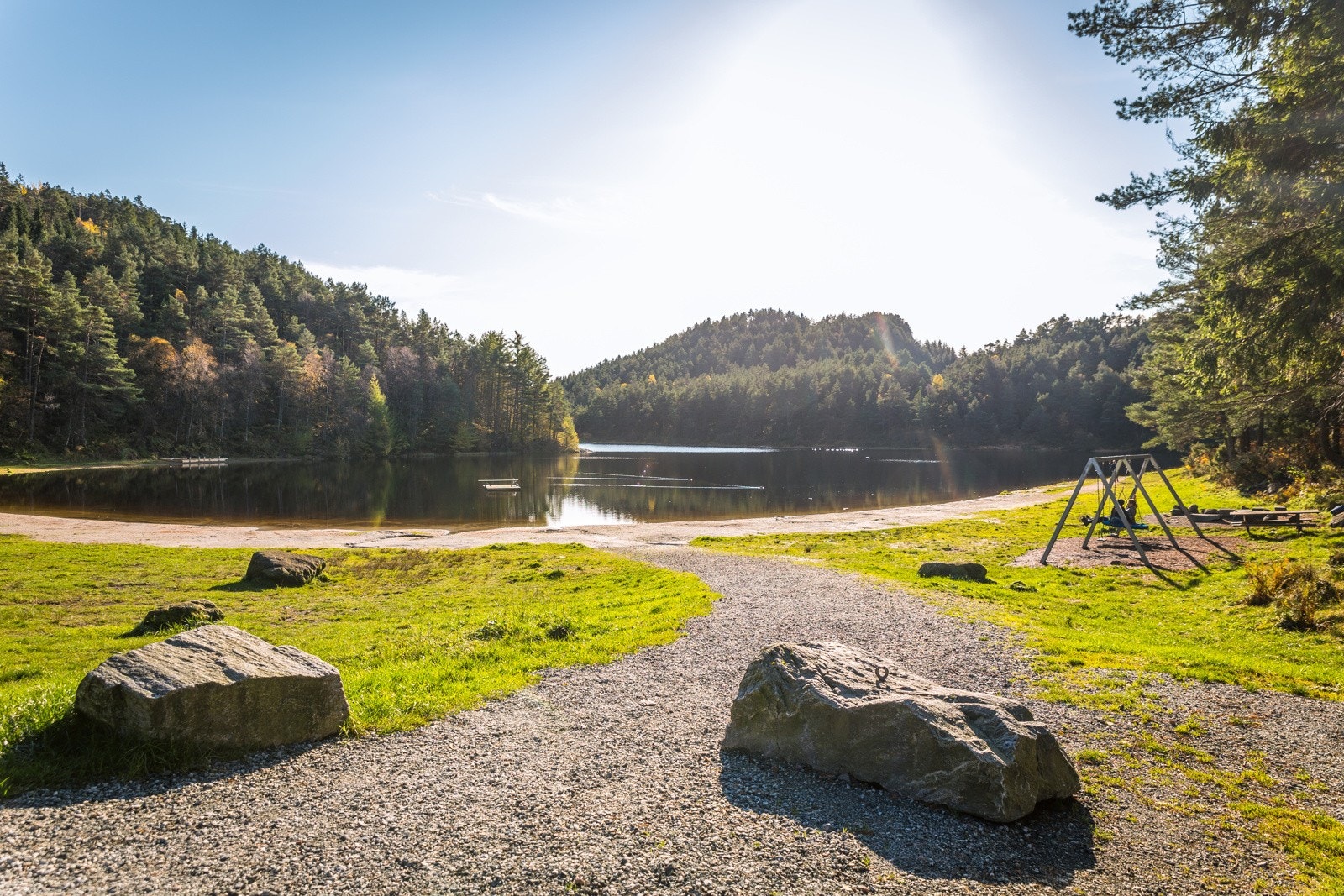 Området har nydelige turområder, her fra Nipedalen med turstier og badevann Galleribilde