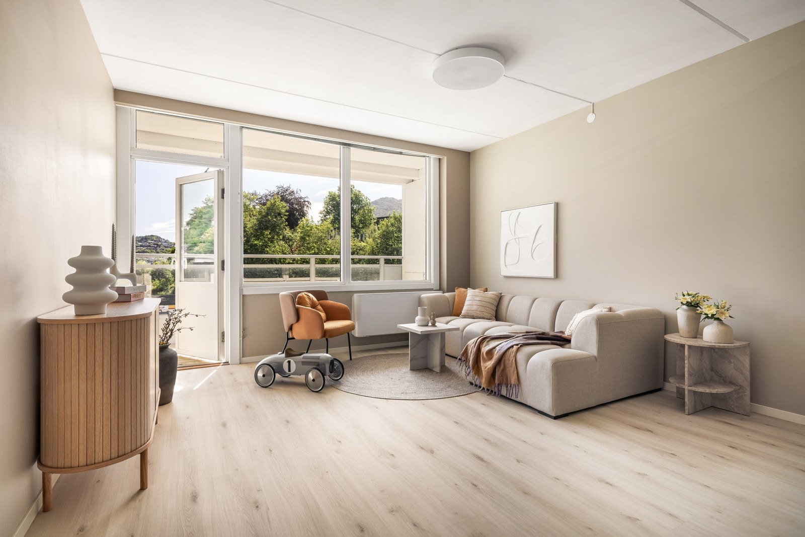 Store vindusflater gir godt naturlig lys og trivelig bomiljø Galleribilde