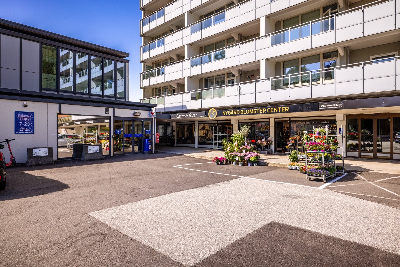 Rett utenfor inngangsdøren finner du Rema 1000 Galleribilde