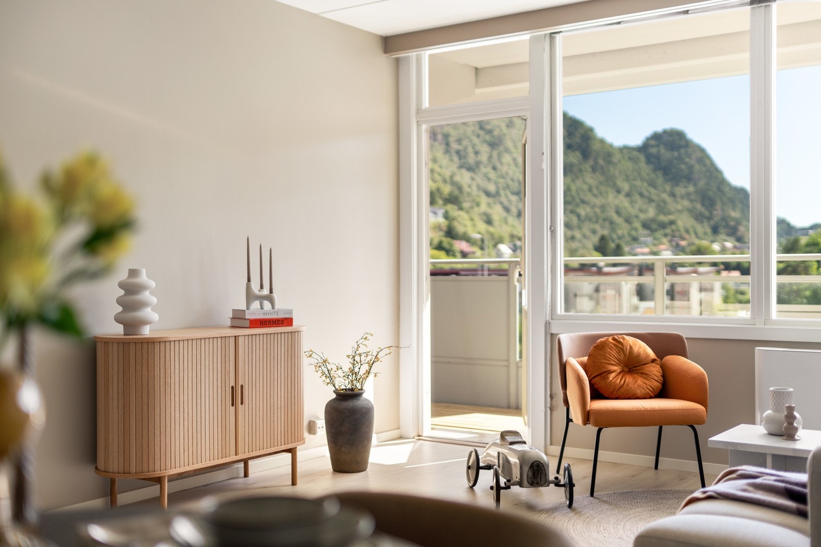 Leiligheten er pusset opp i 2022 med moderne og lekre overflater Galleribilde