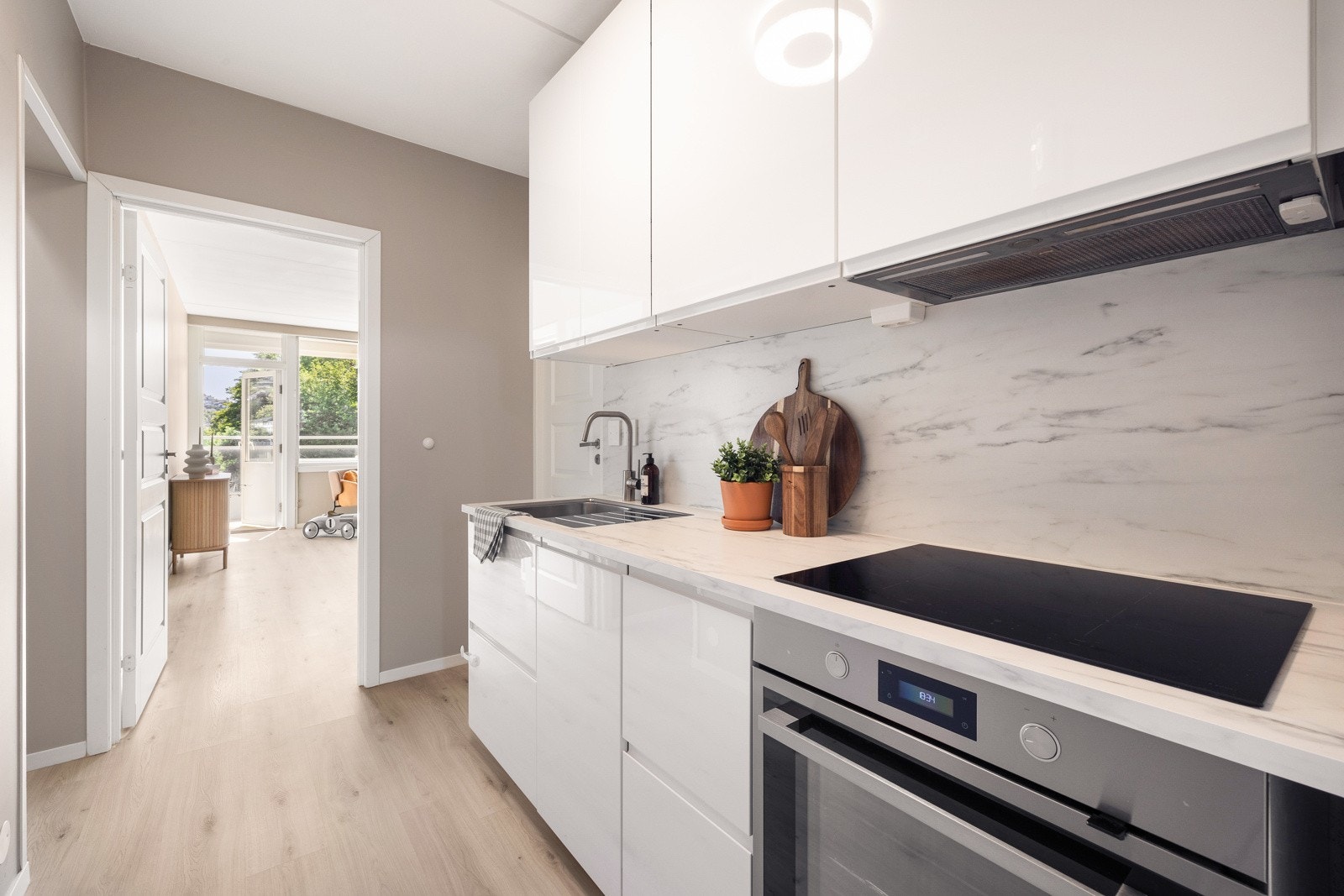 Induksjonstopp, stekeovn, kjøleskap med frysedel og oppvaskmaskin er integrert i innredningen Galleribilde