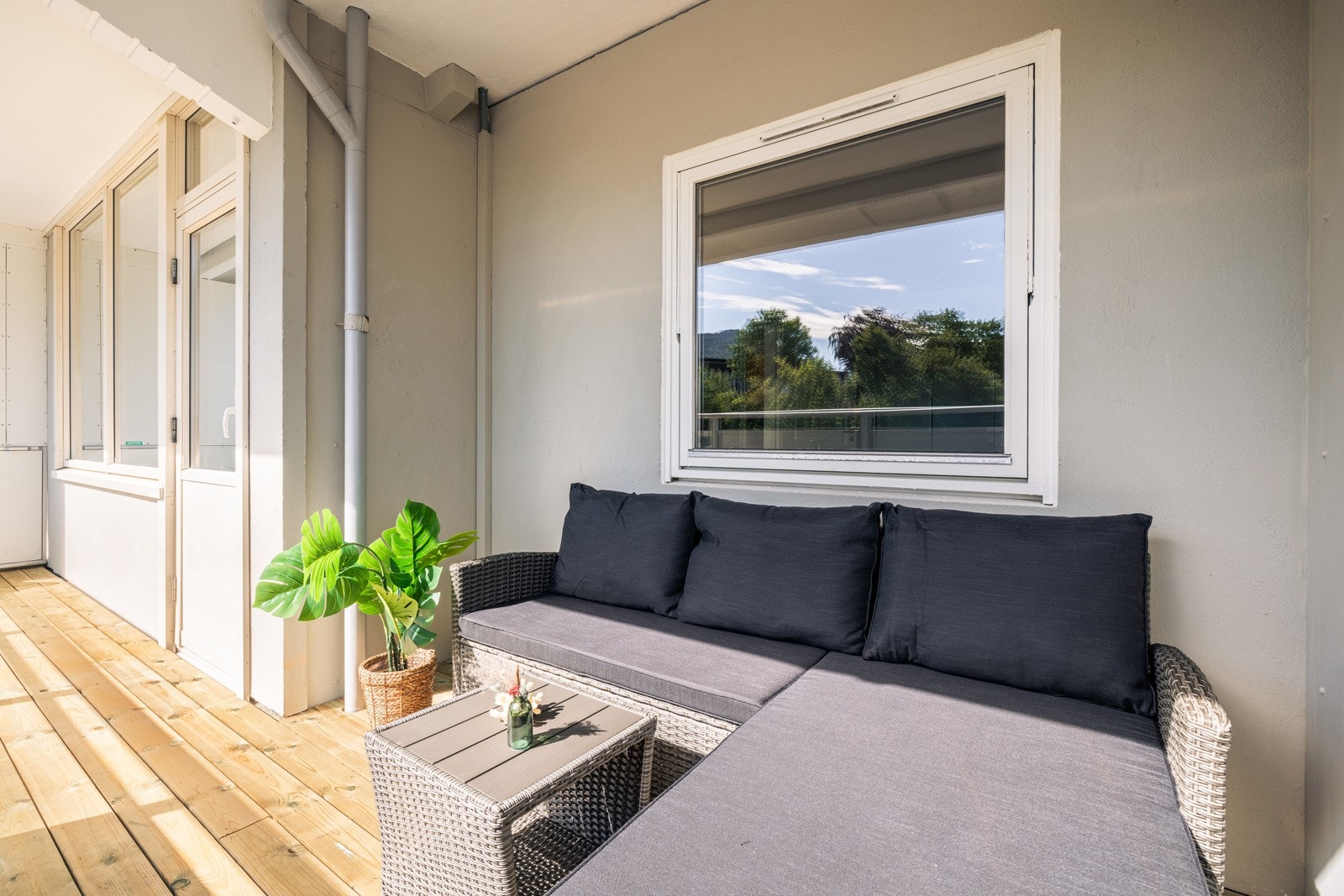 Balkongen har god plass til utemøbler - Sørvestvend beliggenhet gir gode solforhold Galleribilde