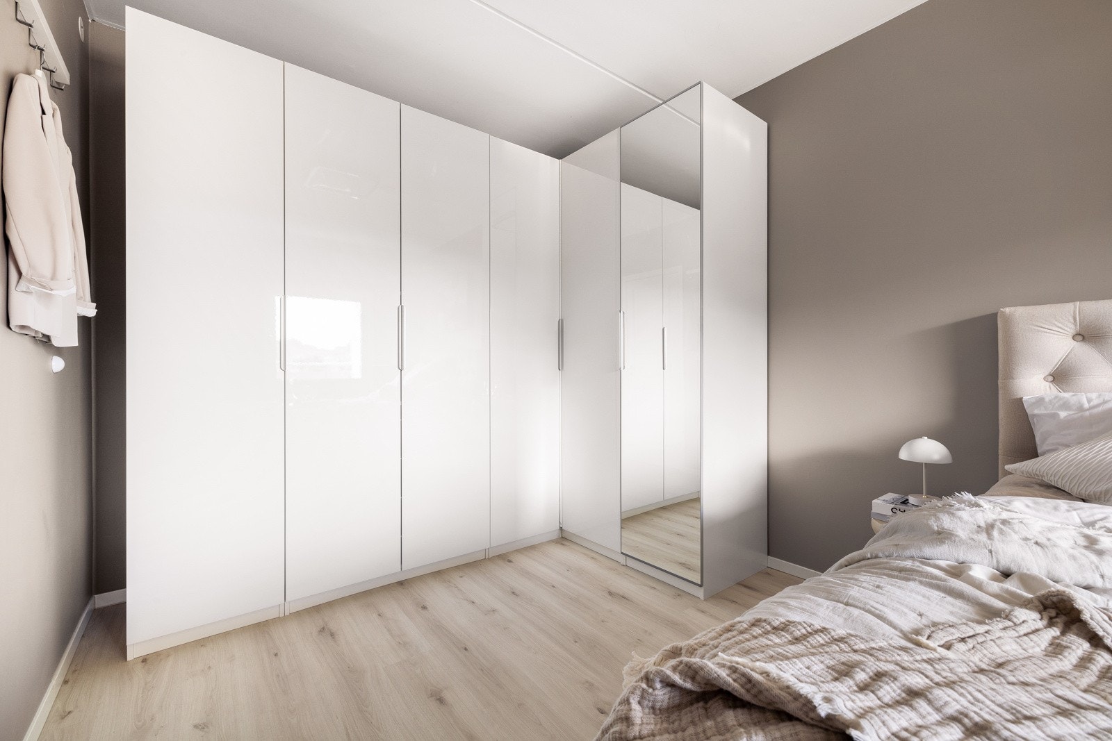 Enormt garderobeskap med masse oppbevaringsplass Galleribilde