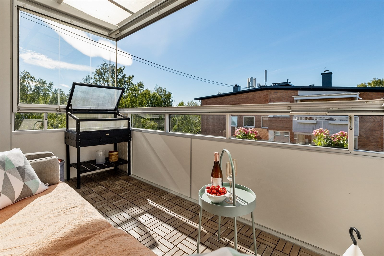 Fra stuen er det utgang til en herlig balkong. Balkongen er innglasset slik at den kan benyttes i en utvidet periode av året. Galleribilde