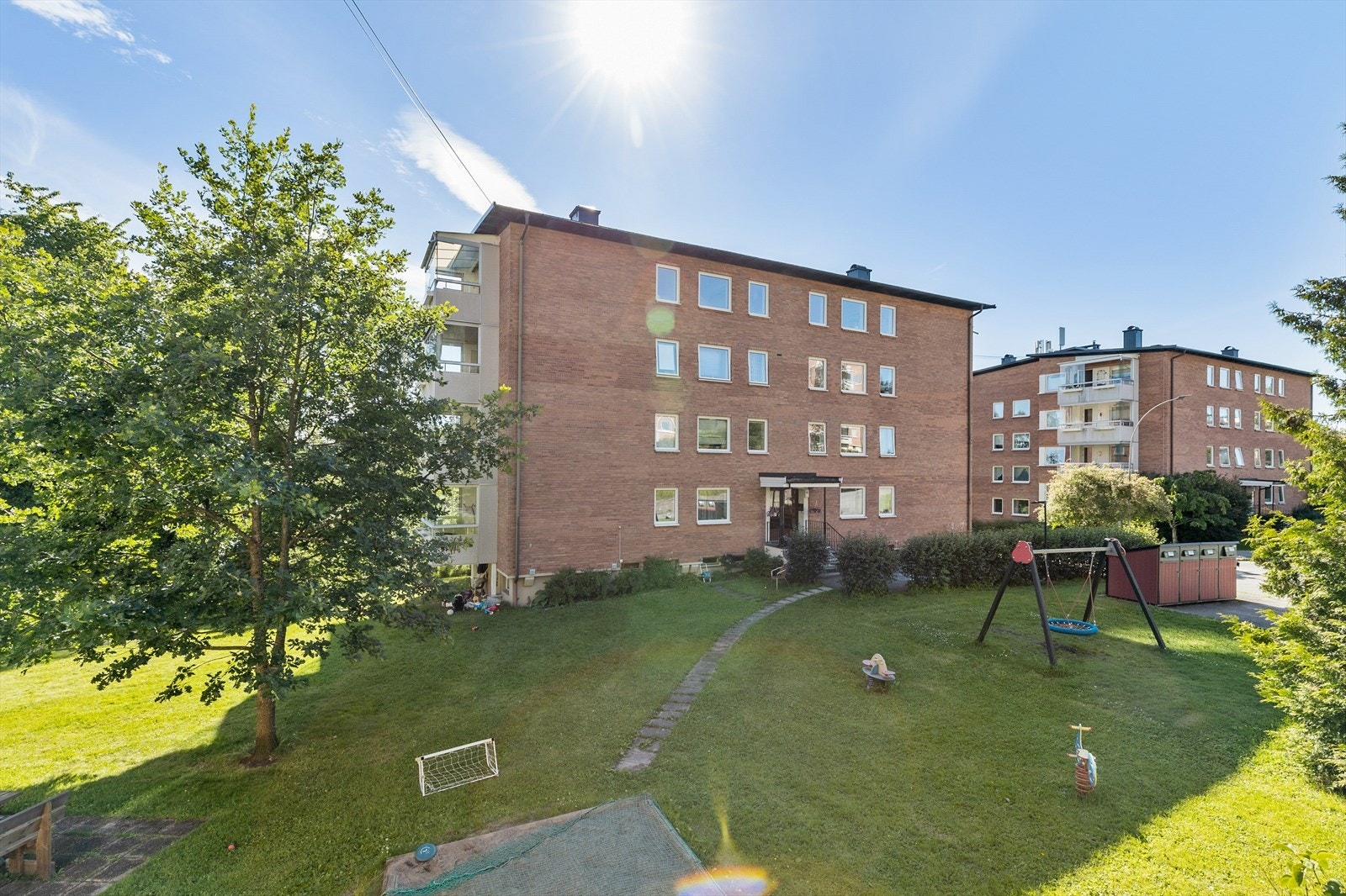Borettslaget har store grøntarealer og flere lekeplasser og ballplasser for barna. Galleribilde