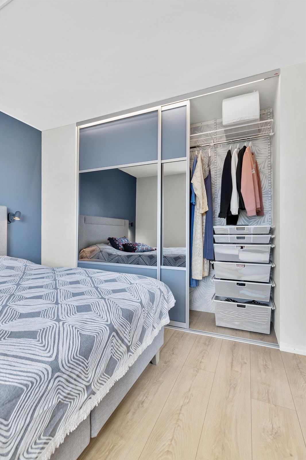 Hovedsoverommet har en romslig skyvedørsgarderobe med innredning fra ELFA som enkelt kan tilpasses etter ønske og behov. Galleribilde