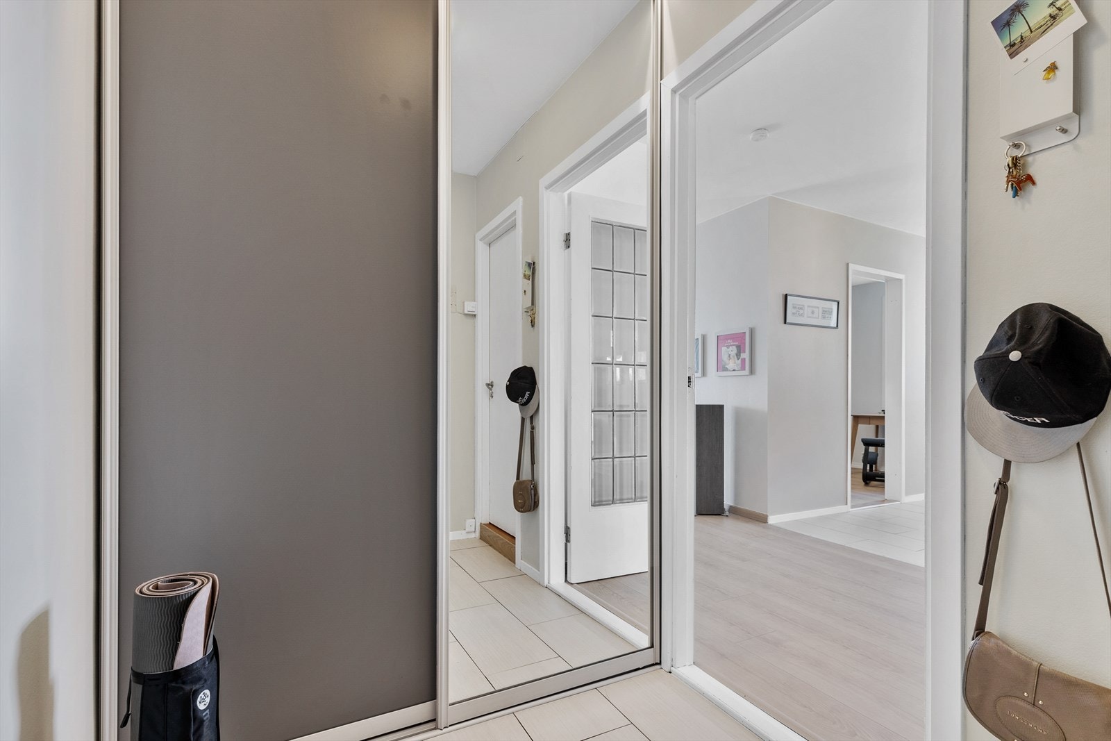 Fin skyvedørsgarderobe i entréen for oppbevaring av yttertøy og sko. Galleribilde