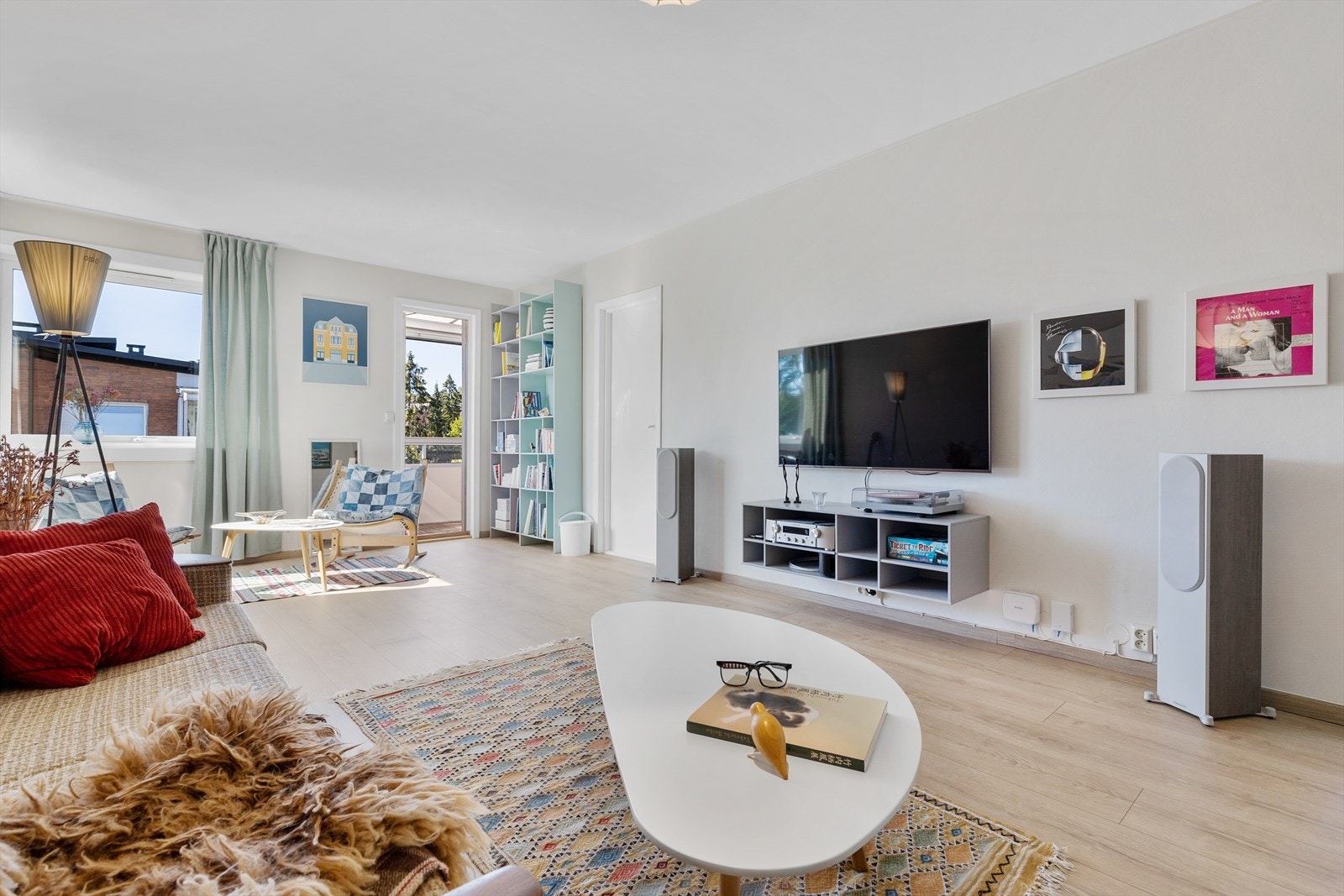 Her er det god plass til lesekrok eller spisebord i tillegg til sofagruppe. Galleribilde